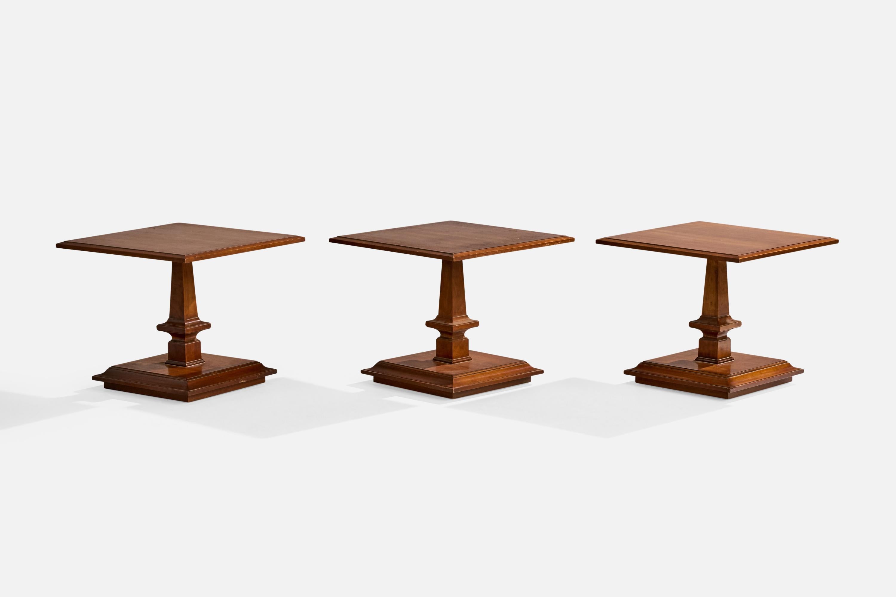 Un ensemble de trois tables d'appoint en noyer conçues et produites aux États-Unis, vers les années 1950.

Dimensions globales (pouces) : 17.5 