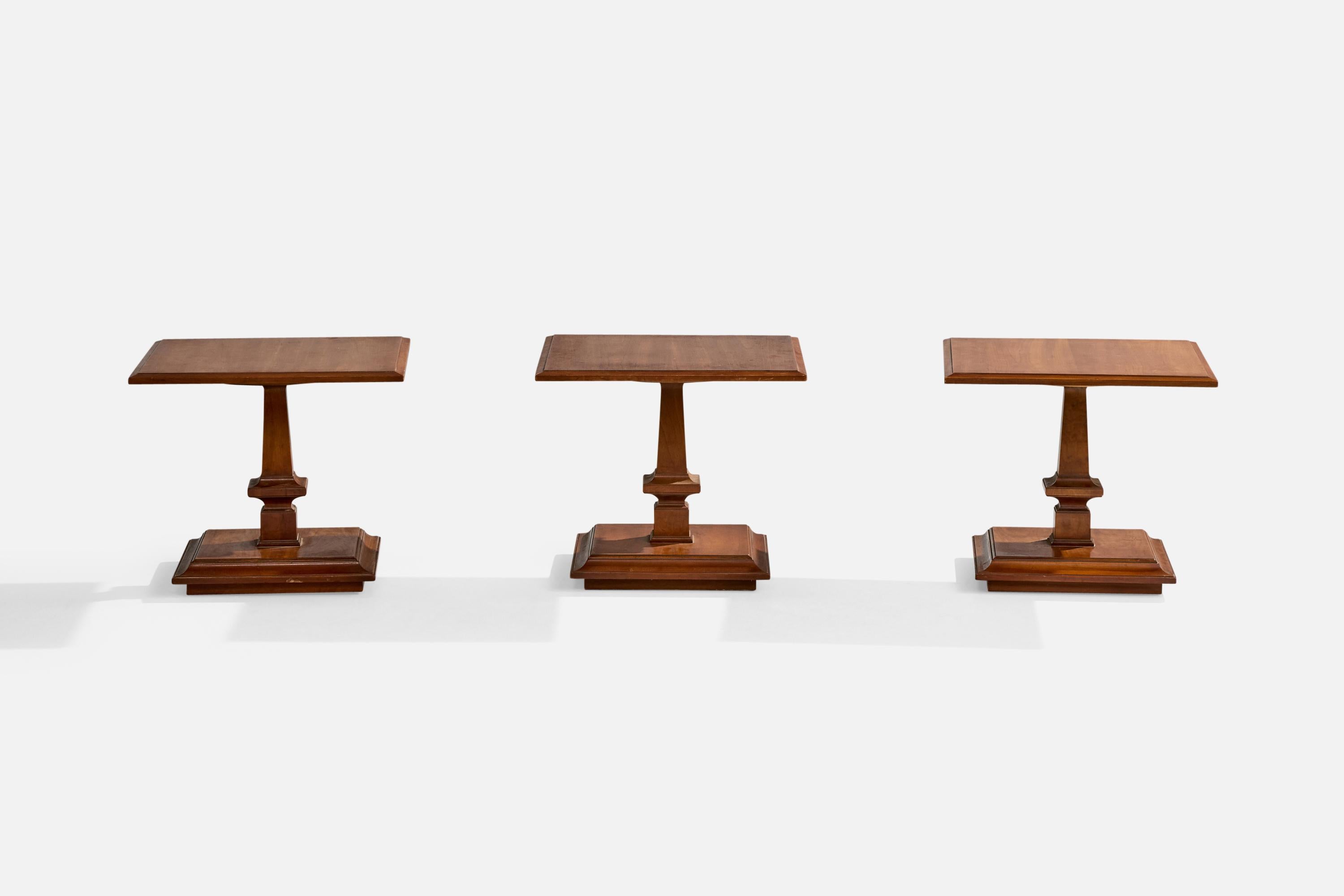 Mid-Century Modern Designer américain, tables d'appoint, noyer, États-Unis, années 1950 en vente