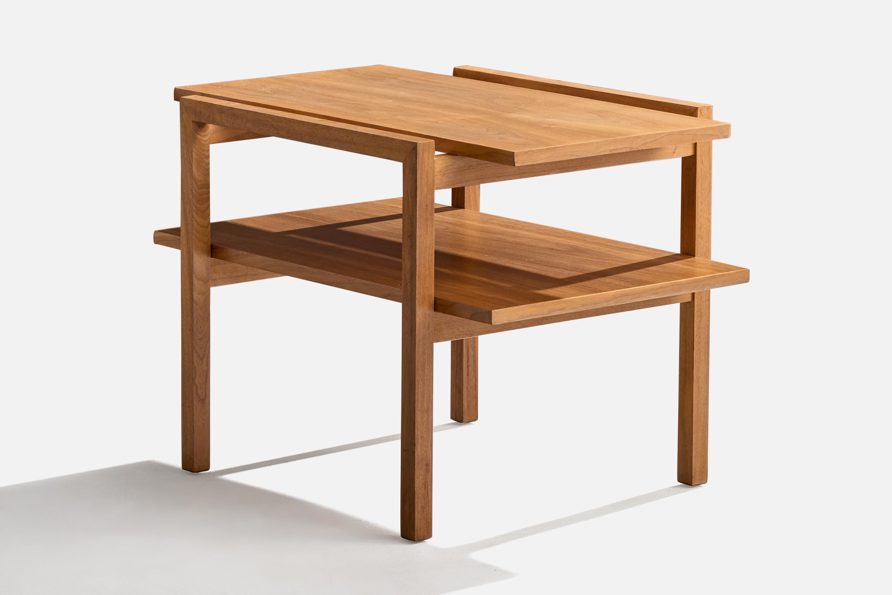 Américain Designer américain, tables d'appoint, noyer, États-Unis, années 1950 en vente