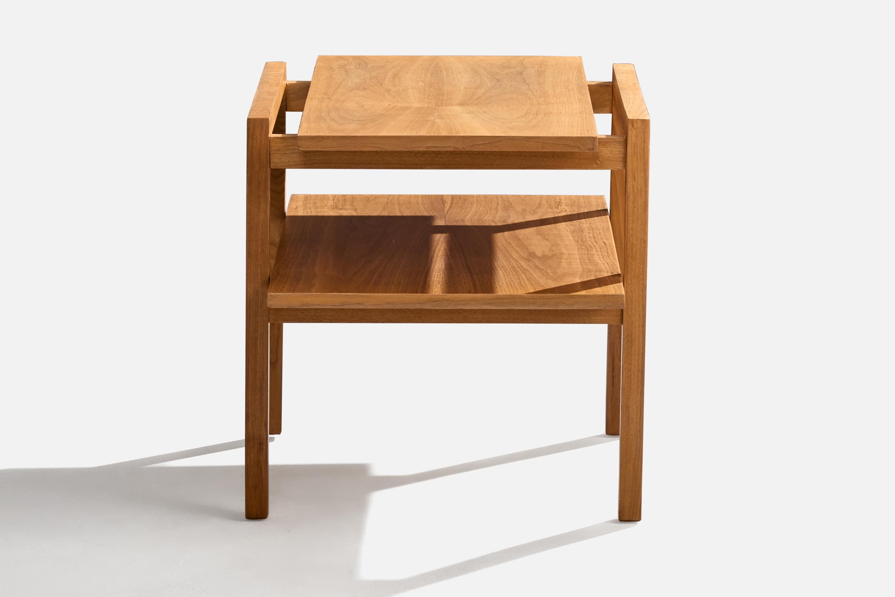 Milieu du XXe siècle Designer américain, tables d'appoint, noyer, États-Unis, années 1950 en vente