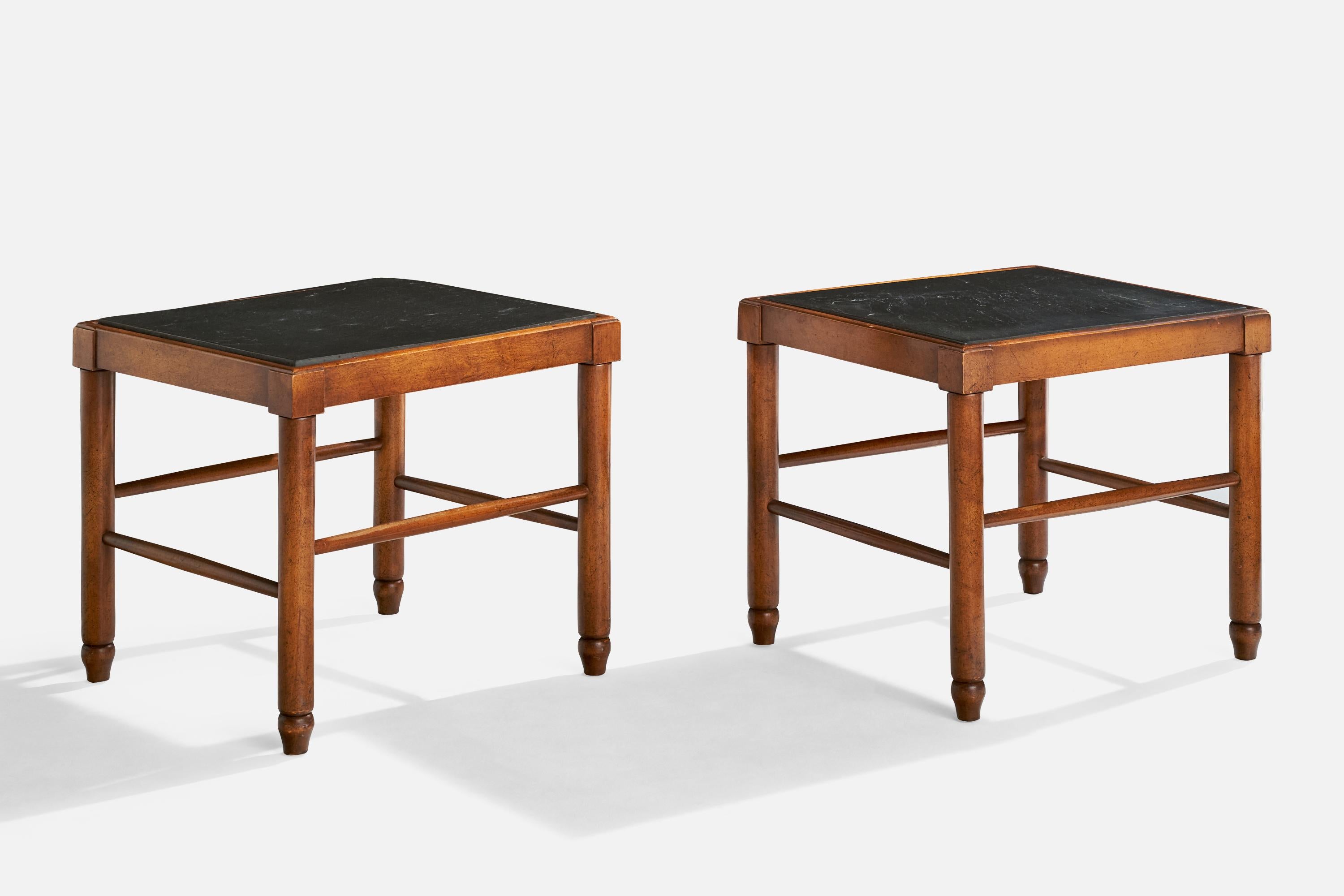 Pareja de mesas auxiliares de pizarra y madera diseñadas y fabricadas en EE.UU., c. 1950.

Dimensiones: 17,75