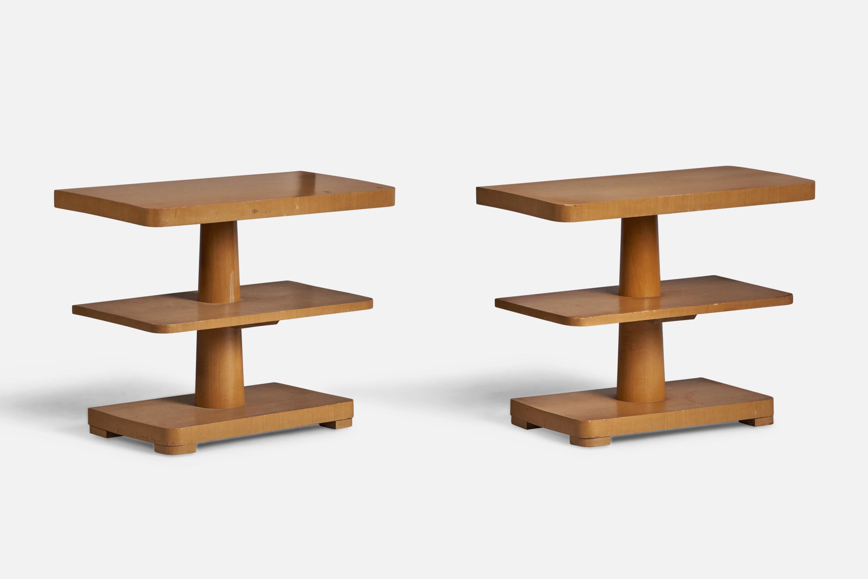 Paire de tables d'appoint ou de chevets en bois, conçues et produites aux États-Unis dans les années 1940.