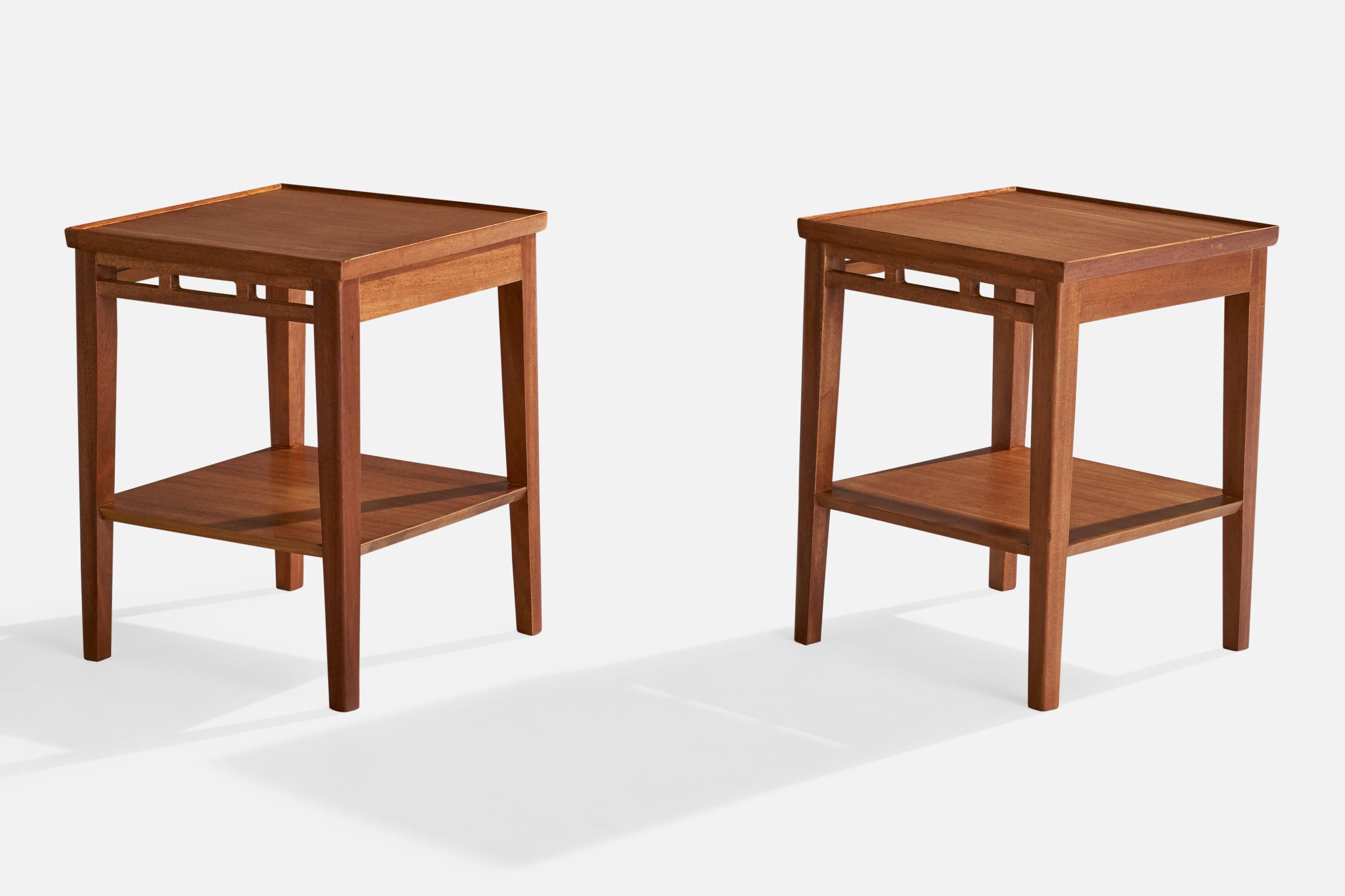 Paire de tables d'appoint en bois conçues et produites aux États-Unis, vers les années 1950.

Dimensions : 23.875