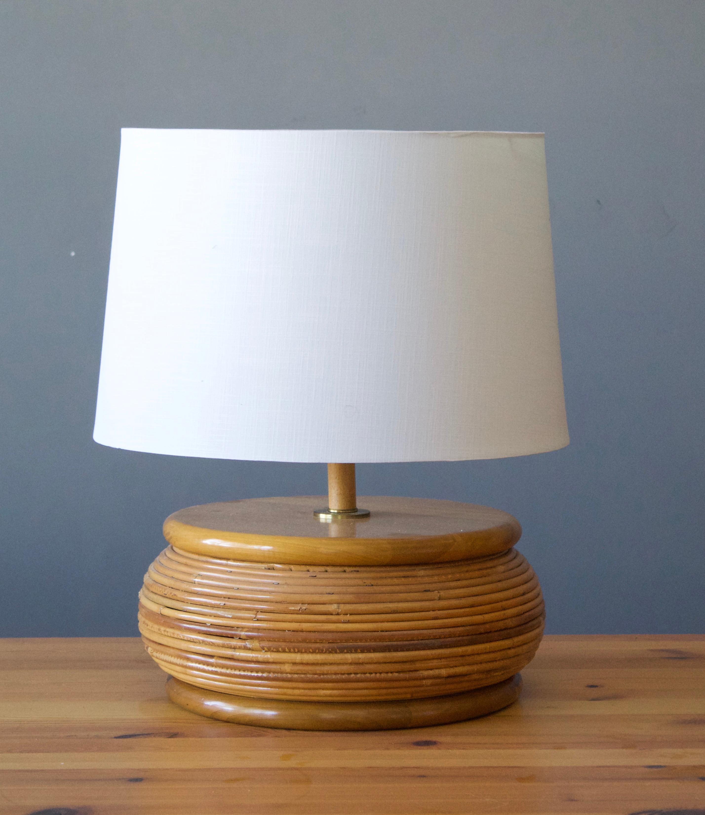 A table lamp / desk light in reed and wood. Designed and produced in United States, 1950s-1960s.

Solid without lampshade, stated height excluding lampshade, height includes socket.
 