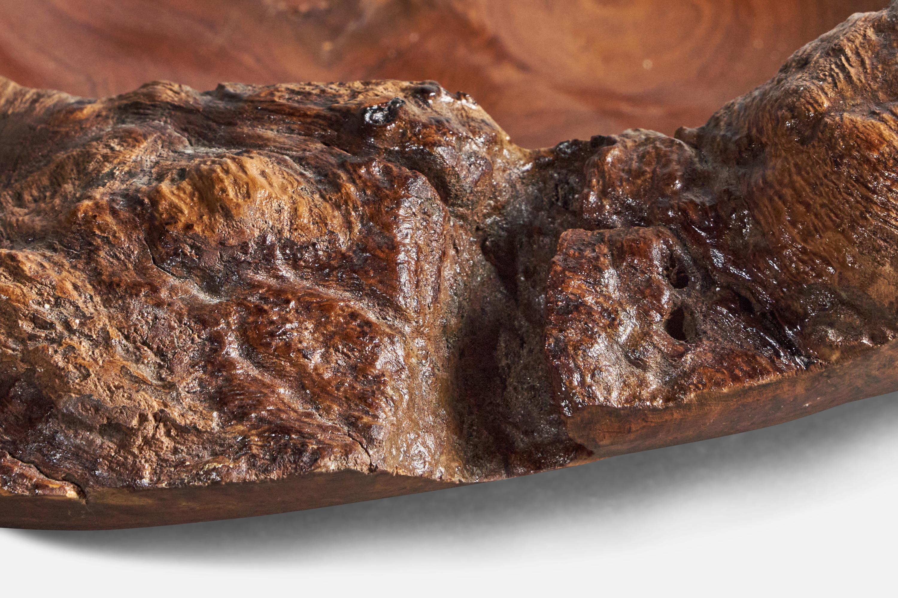 Una grande ciotola in legno massiccio di radica a forma libera, progettata e prodotta negli Stati Uniti negli anni '70.