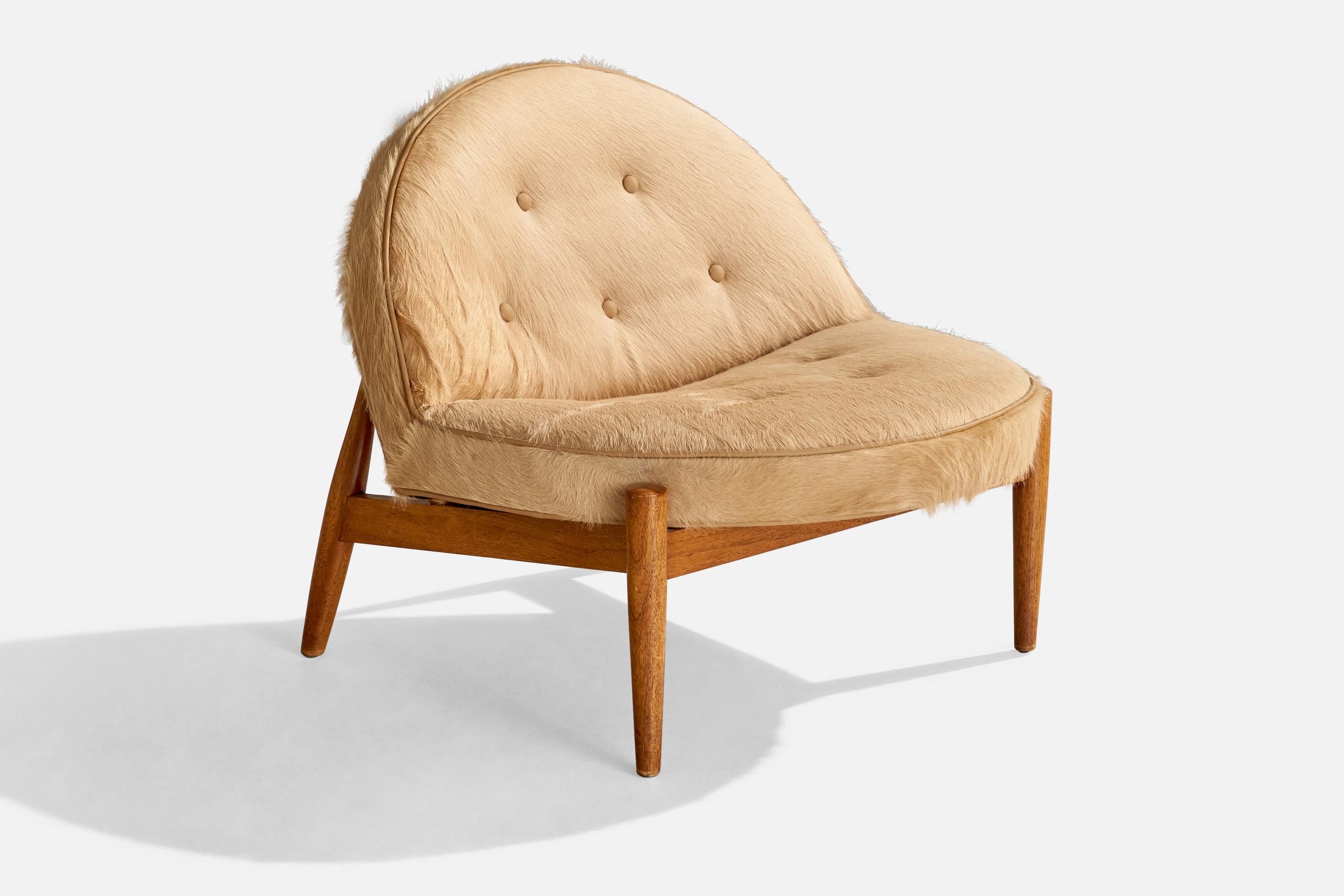 Chaise longue en chêne et en cuir de poney, conçue et fabriquée aux États-Unis, vers les années 1950.

Hauteur de l'assise : 14