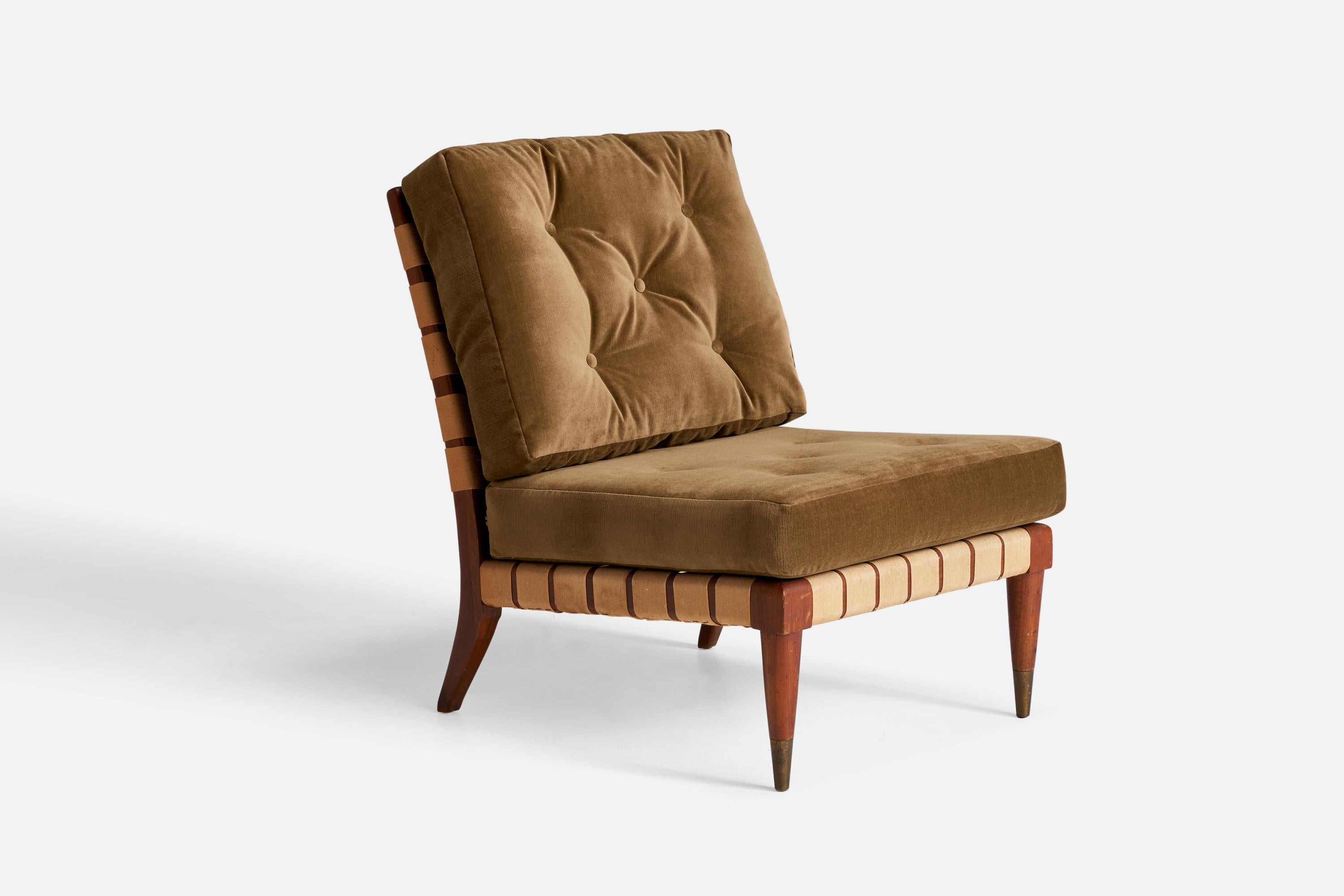 Ein Sessel aus Nussbaumholz, Baumwollband und grün-braunem Samt, entworfen und hergestellt in den USA, 1940er Jahre.

Sitzhöhe 16