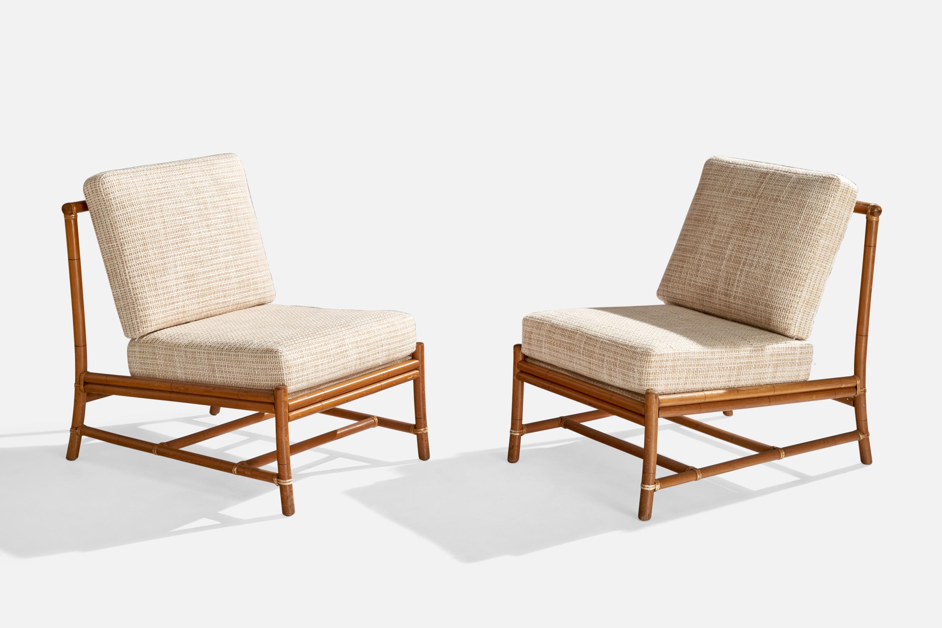 Paire de chaises longues en bambou, rotin et tissu blanc, conçues et produites aux États-Unis, vers les années 1950.


