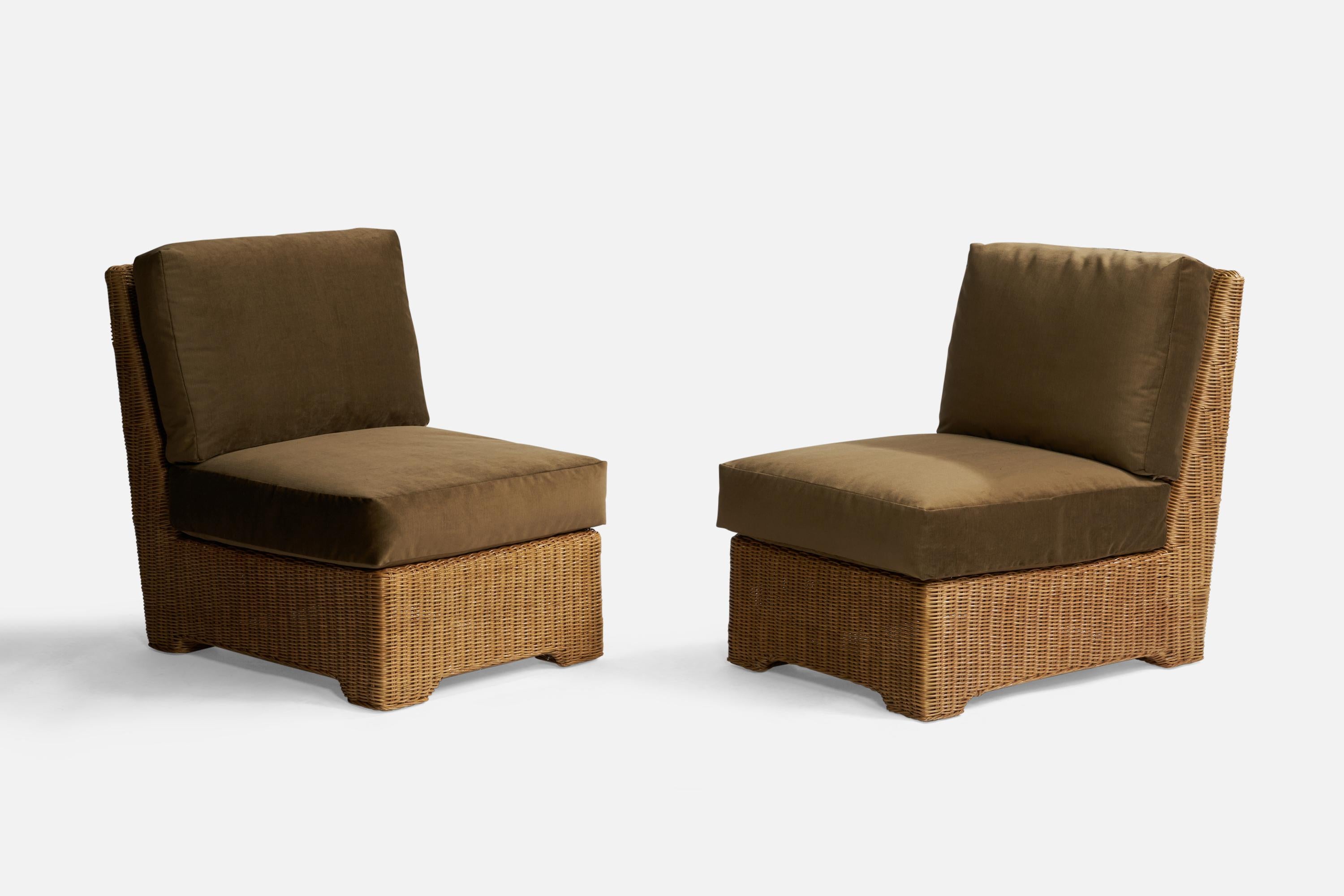 Paire de chaises longues en rotin et en tissu de velours vert, conçues et produites aux États-Unis, vers les années 1970.

Hauteur du siège : 18