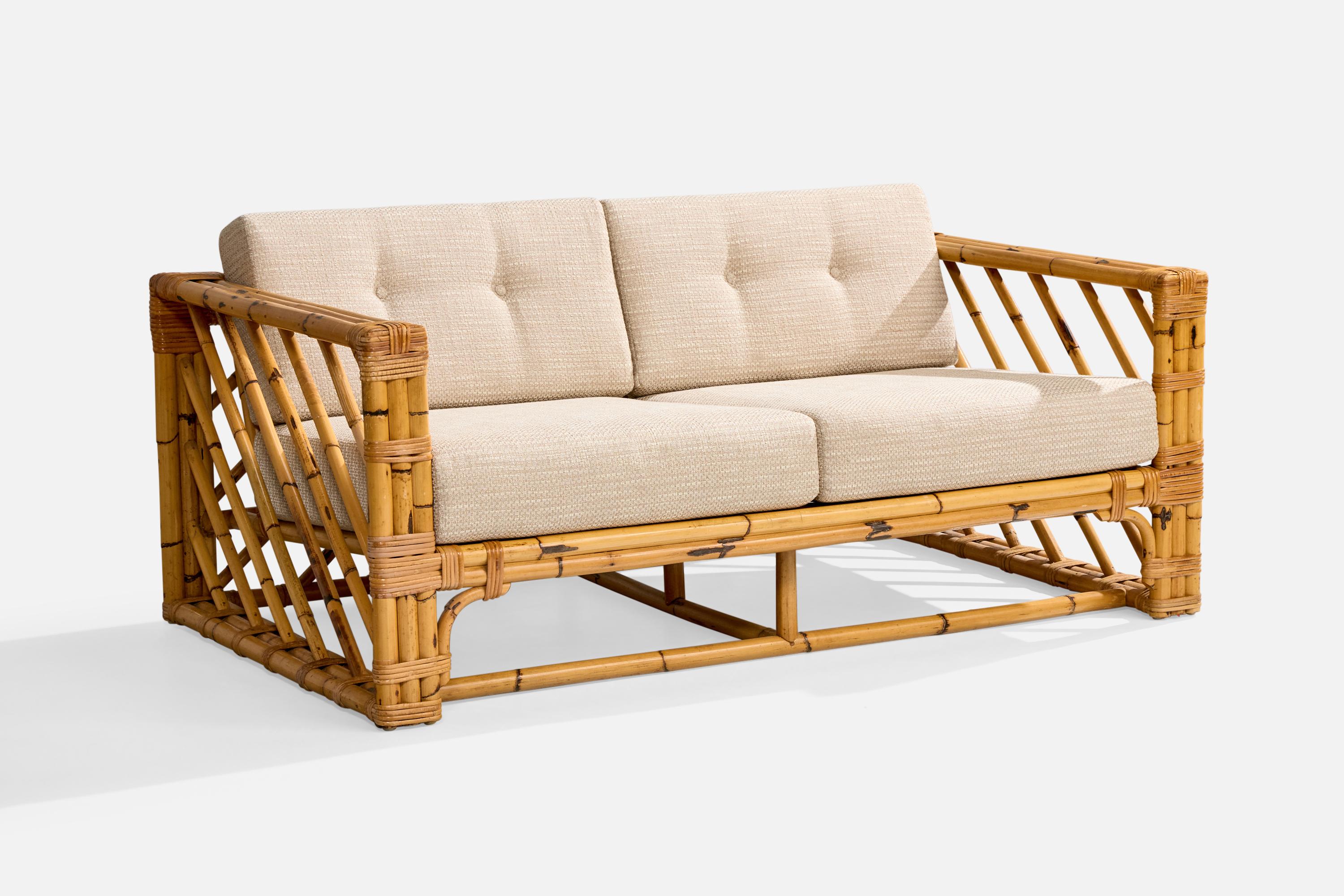 Sofá de bambú, ratán y tela blanca crema, diseñado y fabricado en EE.UU., c. 1970.

Dimensiones totales (pulgadas): 28,0 