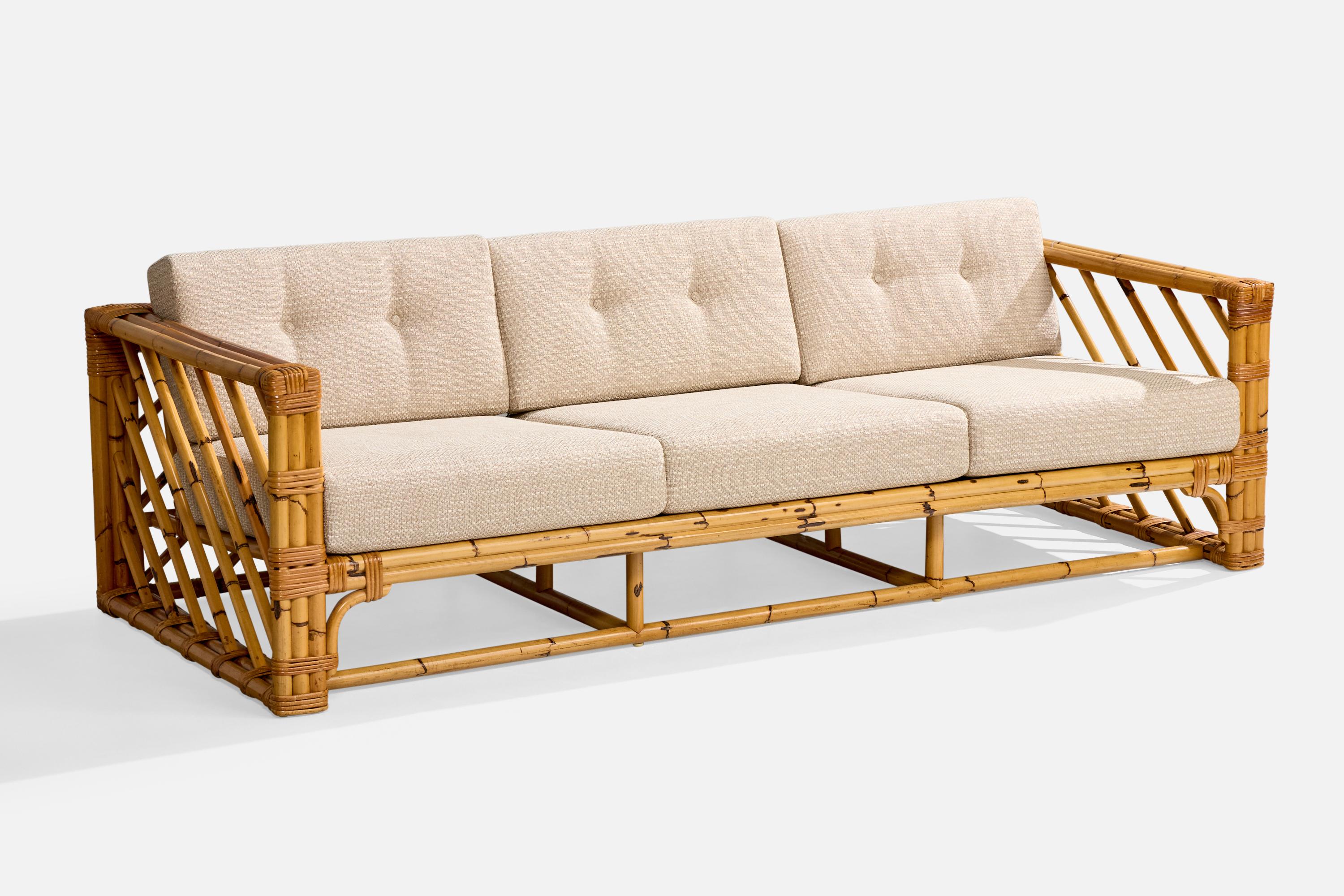 Sofá de bambú, ratán y tela blanca crema, diseñado y fabricado en EE.UU., c. 1970.

Dimensiones totales (pulgadas): 28,0 