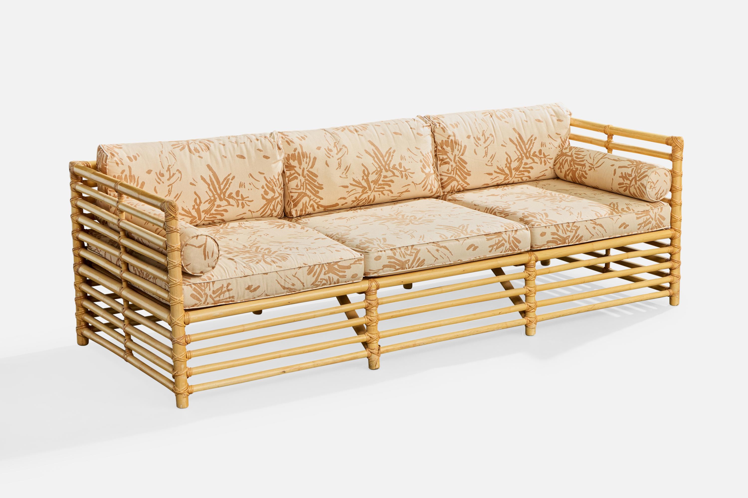 Sofa aus Bambus, Rattan und beigefarbenem Stoff mit Blumendruck, entworfen und hergestellt in den USA, ca. 1980er Jahre.

Unterer linker Seitenpfosten, rechter Mittelpfosten und rechte Ecke der Armlehne mit Flechtwerkausfransungen.

Vintage-Stoff in