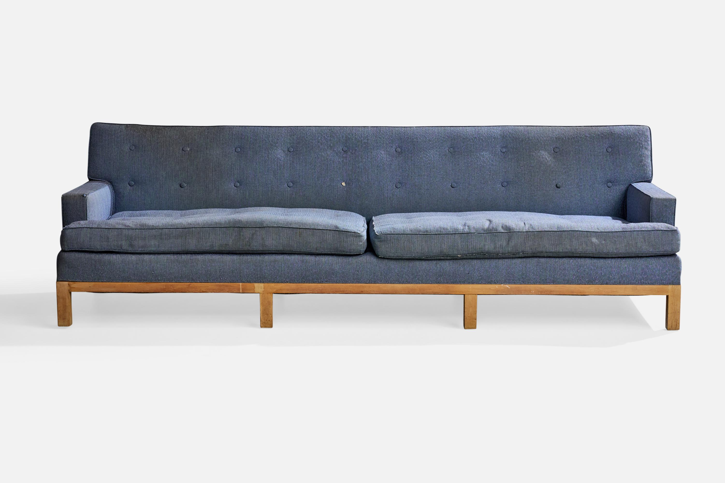 Sofá de madera y tela azul diseñado y fabricado en EE.UU., c. 1950.

Dimensiones totales (pulgadas): 29,5 