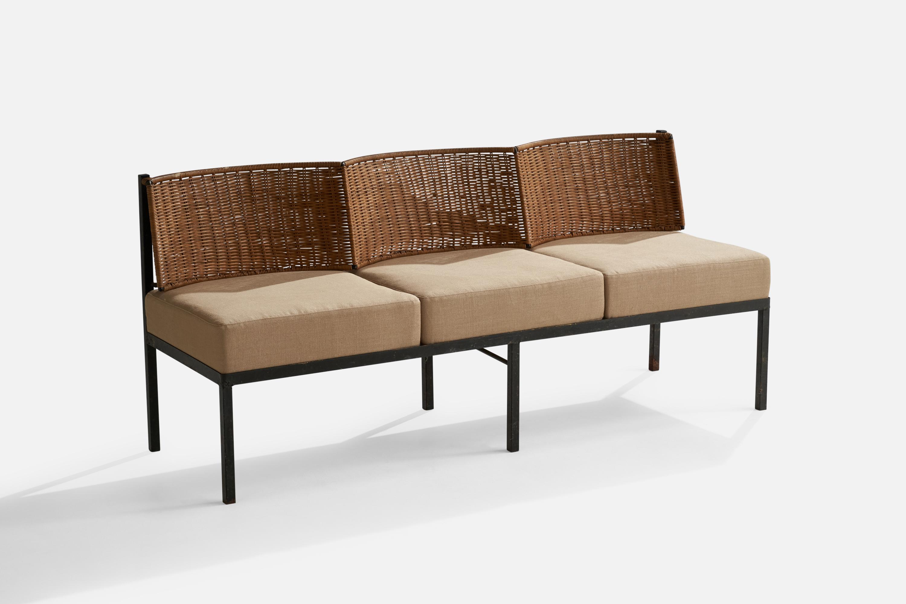 Ein Sofa oder eine Bank aus schwarz lackiertem Eisen, Rattan und beigem Stoff, entworfen und hergestellt in den USA, ca. 1950er Jahre.

Sitzhöhe 18