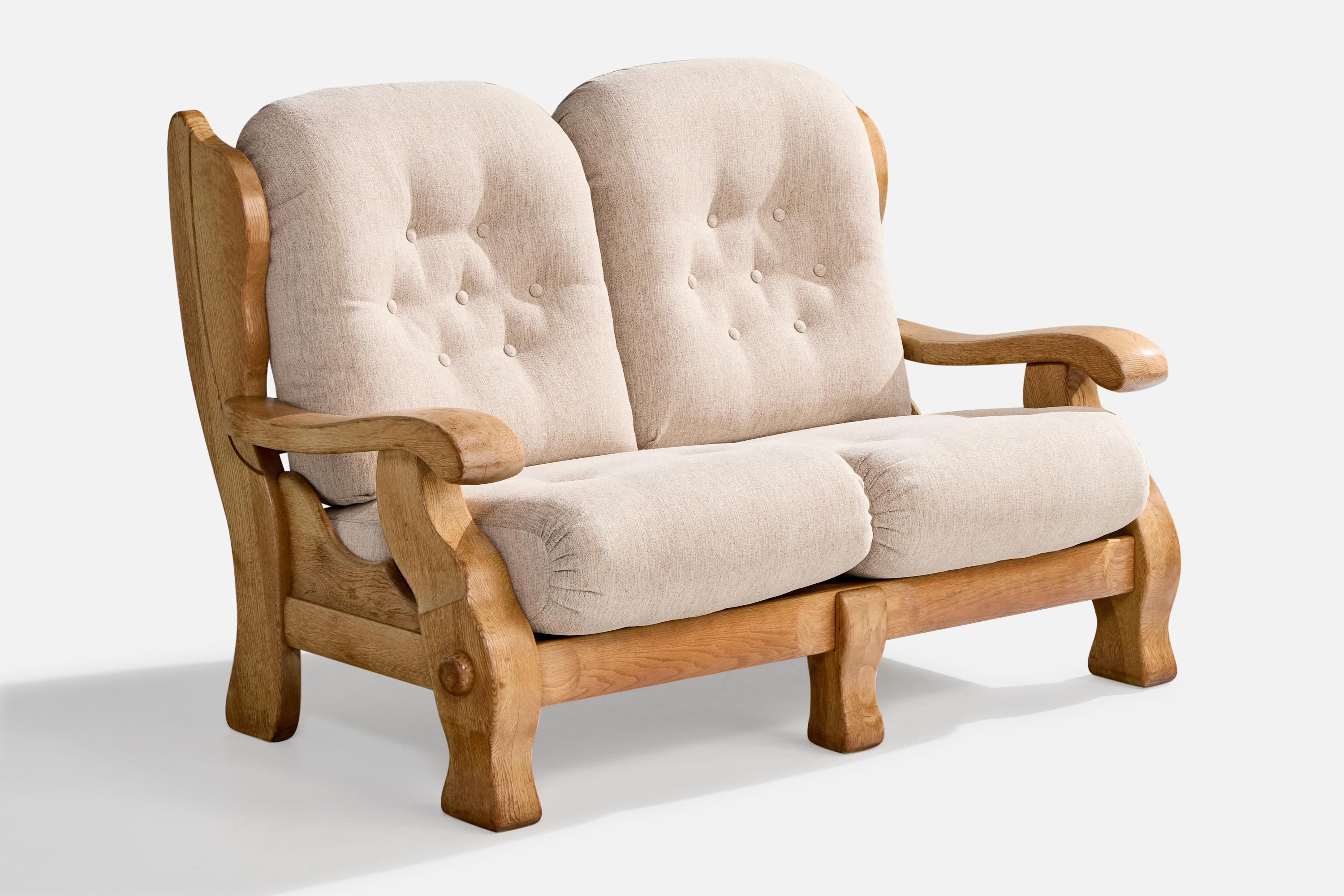 Sofá de roble y tela blanquecina diseñado y fabricado en EE.UU., c. 1950.

Dimensiones totales (pulgadas): 37