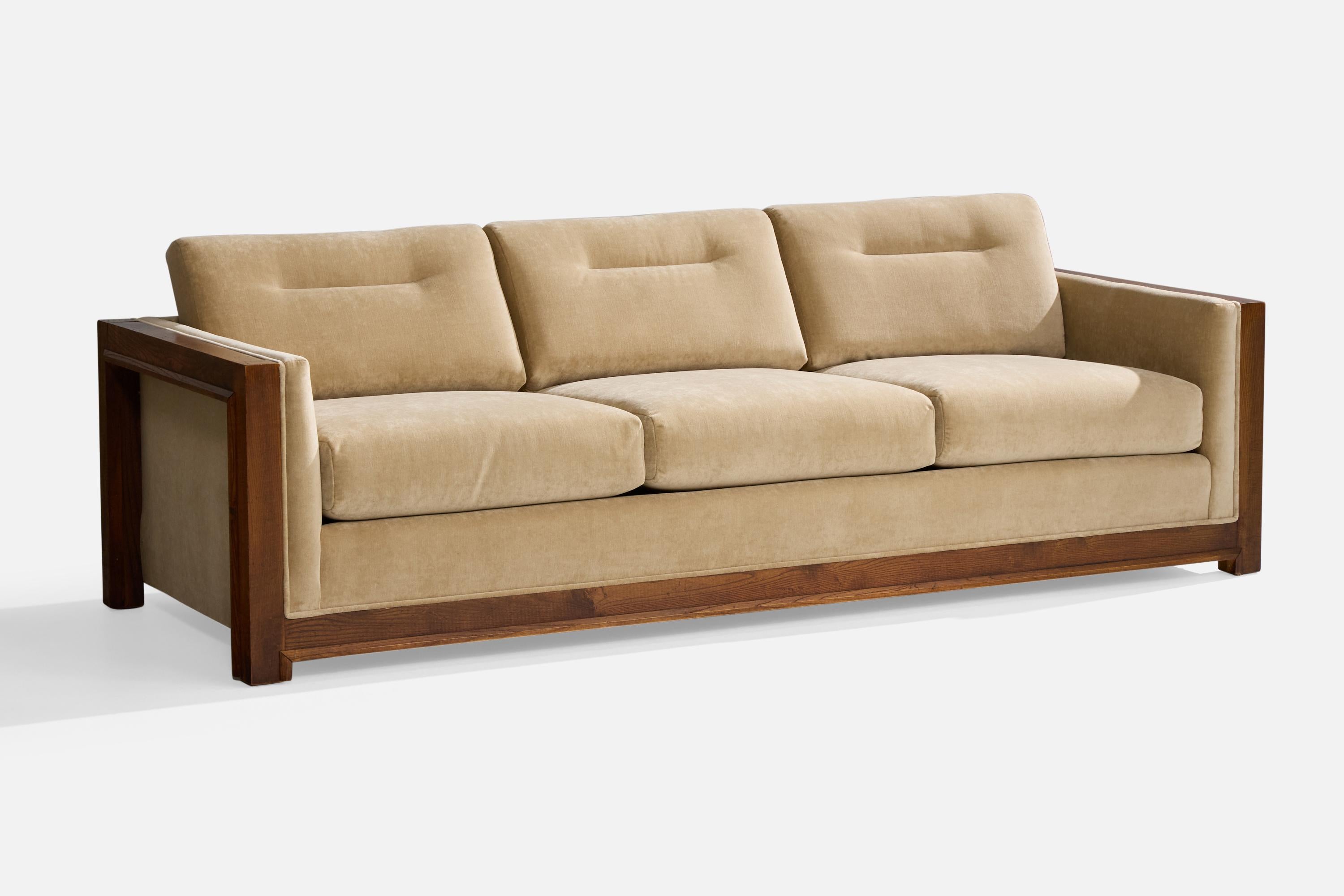 Ein beigefarbenes Sofa aus Samt und Eiche, entworfen und hergestellt in den USA, ca. 1950.

Neu gepolstert mit brandneuem Samt. Dellen und Patina auf dem Holzrahmen vorhanden.

Gesamtabmessungen (Zoll): 30