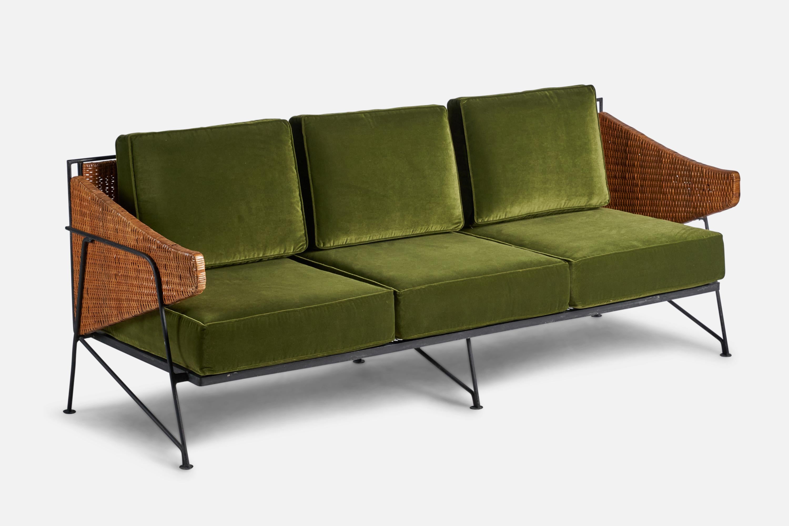 Canapé en fer laqué noir, rotin et velours vert conçu et produit aux États-Unis, 1950. 

Hauteur d'assise de 16,5 pouces

