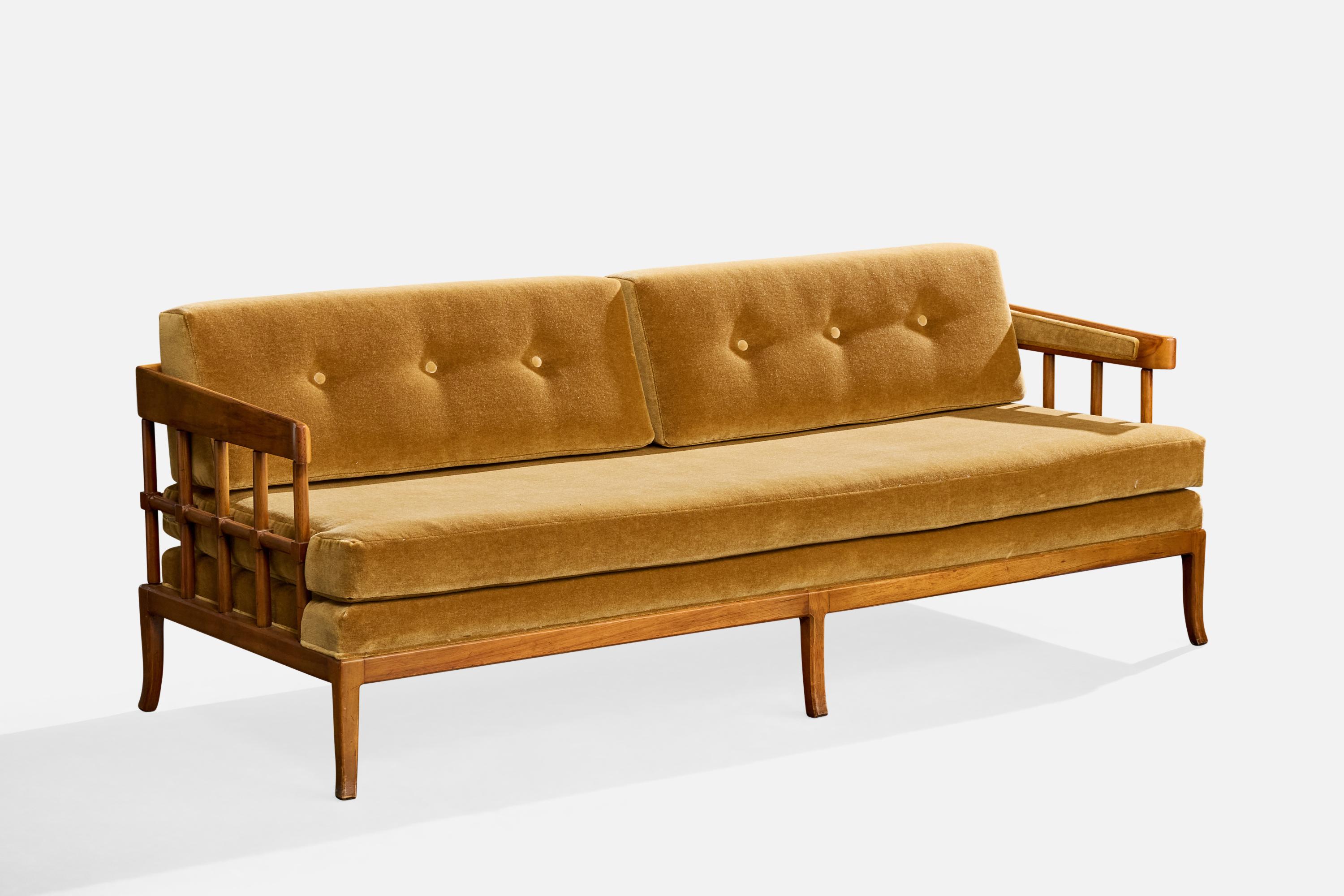 Ein Sofa aus Nussbaumholz und braunem Samt, entworfen und hergestellt in den USA, ca. 1950er Jahre.

Kleinere Unvollkommenheiten im gesamten Holzrahmen im Einklang mit dem normalen Gebrauch.

Neu gepolstert mit brandneuem Samt.

Gesamtabmessungen