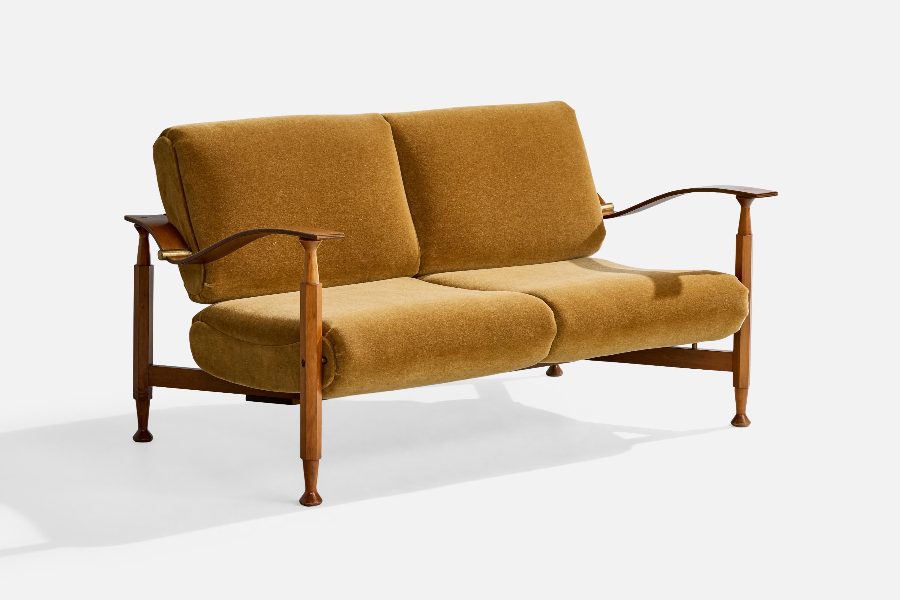 Divano o divano in legno, ottone e velluto giallo marrone progettato e prodotto negli Stati Uniti, negli anni '50 circa.

Il legno presenta graffi e altri segni d'usura, dovuti all'età e all'uso. 

Rivestito in velluto nuovo di zecca.

Dimensioni
