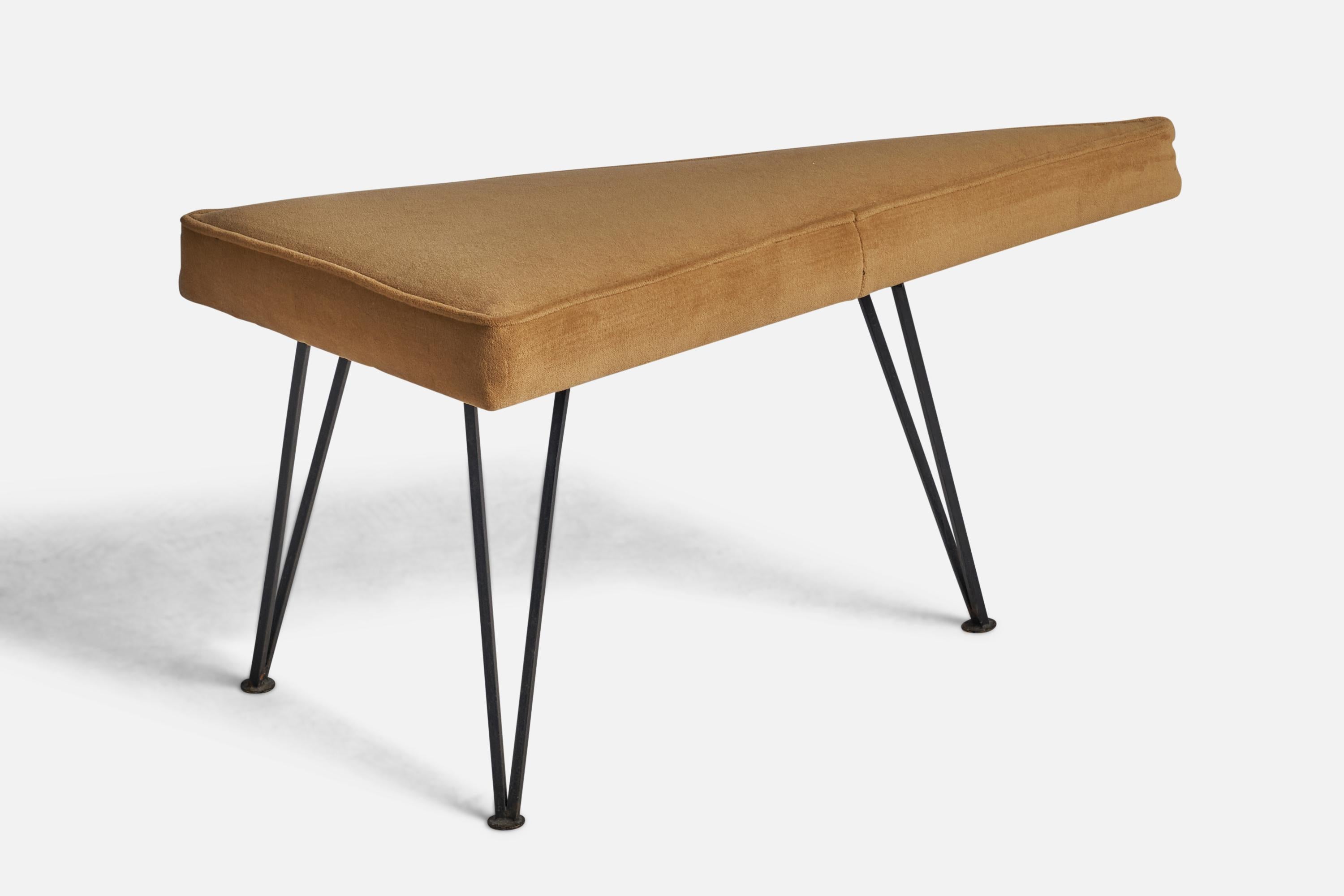 Tabouret en fer peint en noir et en tissu de velours beige, conçu et produit aux États-Unis, années 1950.