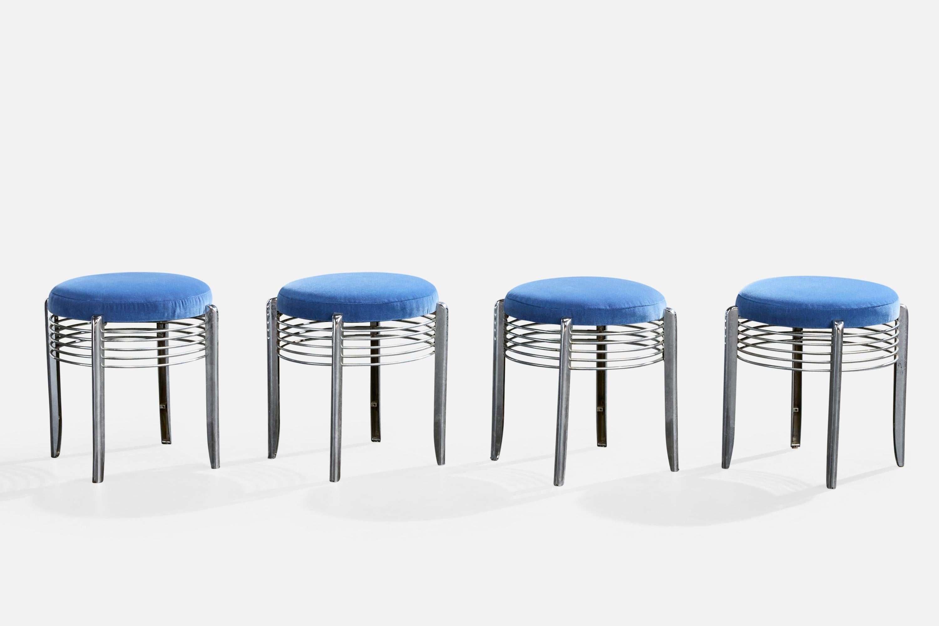 Conjunto de cuatro taburetes de metal cromado y terciopelo azul diseñados y fabricados en EE.UU., c. 1970.

Dimensiones totales (pulgadas): 16,5 