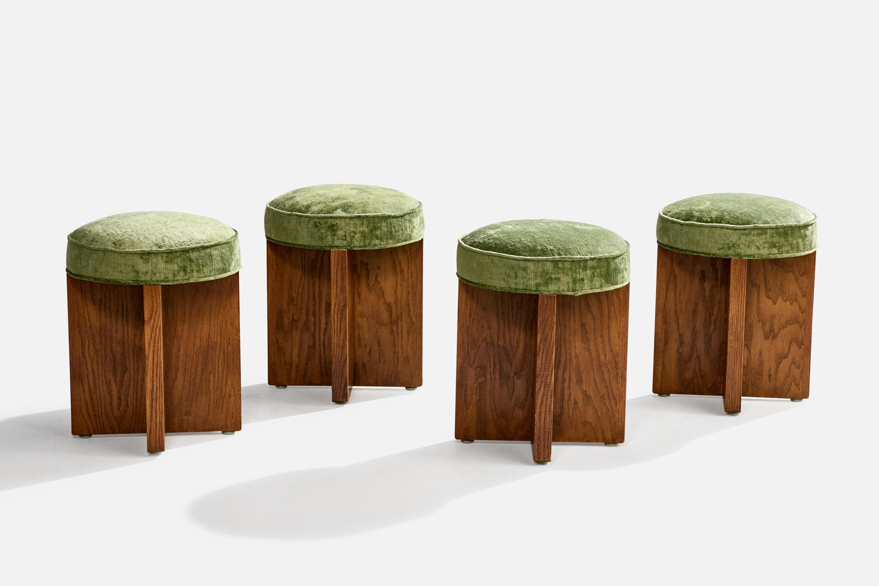 Un ensemble de quatre tabourets en chêne et en velours vert conçus et produits aux États-Unis, signés 