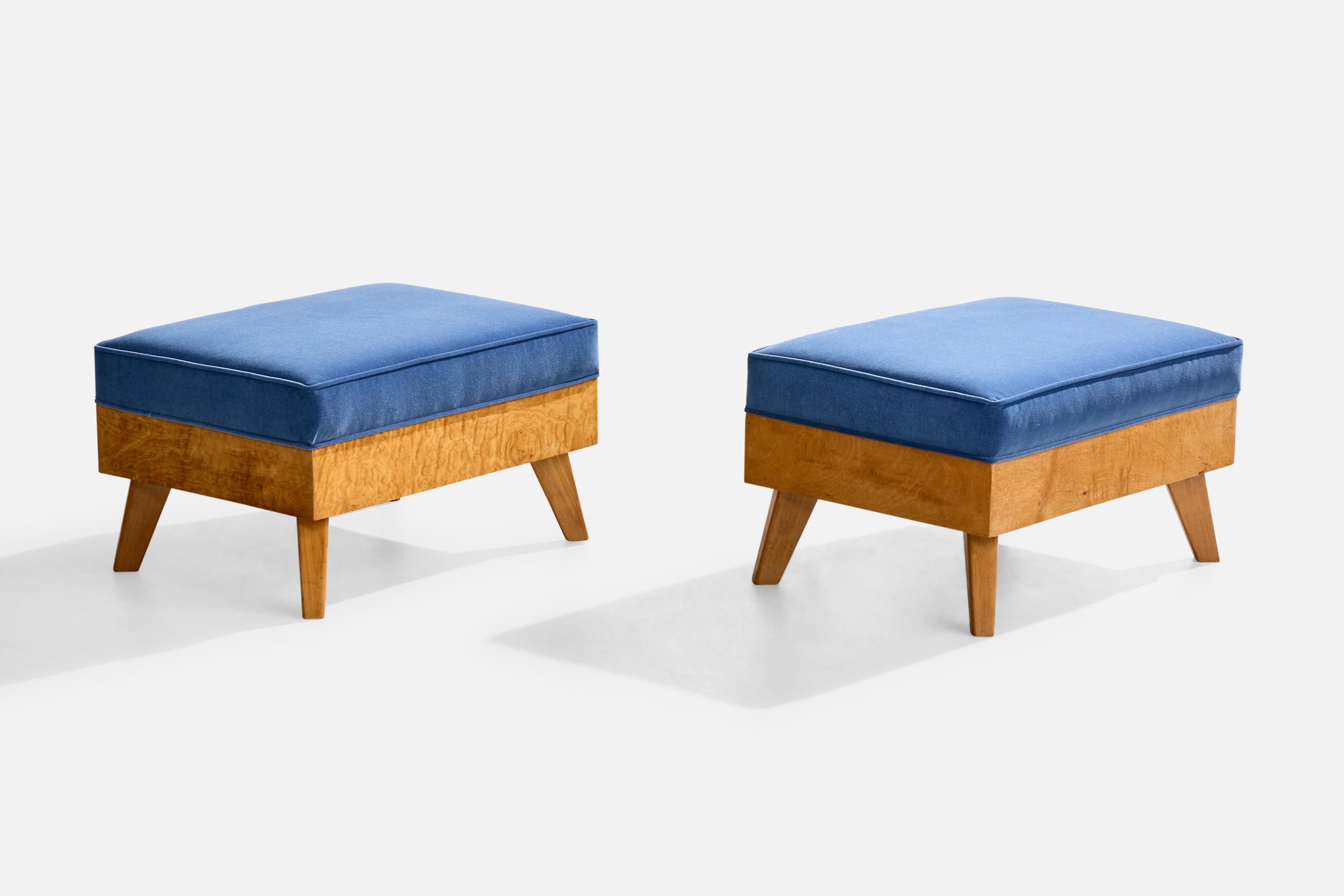 Ein Paar Hocker aus blauem Samt und Ahornholz, entworfen und hergestellt in den USA, ca. 1950er Jahre.

Alters- und gebrauchsbedingte Abnutzungserscheinungen.

Brandneue Samtpolsterung.

Gesamtabmessungen (Zoll): 13,25 