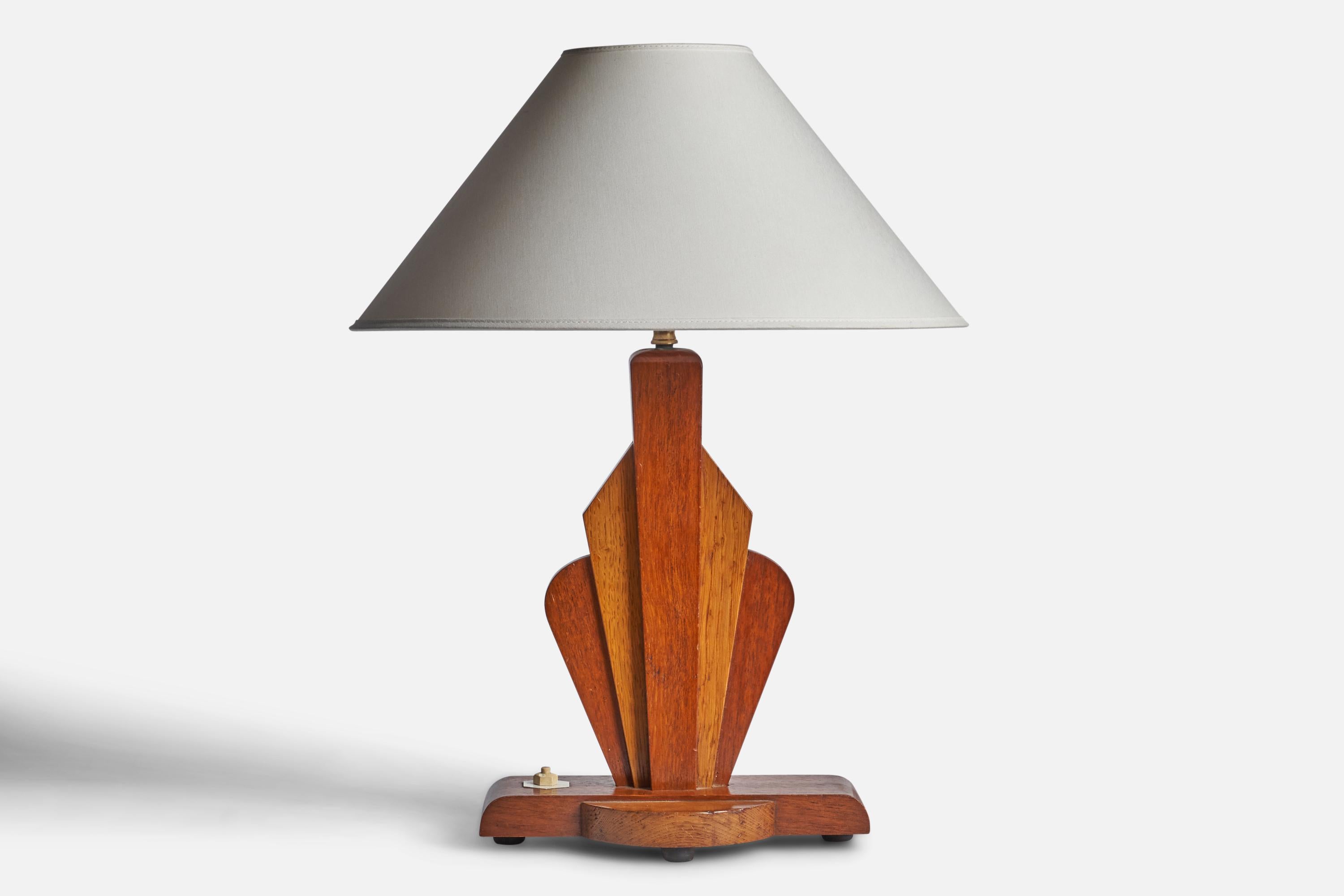 Lampe de table en bouleau et en teck conçue et produite aux États-Unis, c.1950.

Dimensions de la lampe (pouces) : 16.25