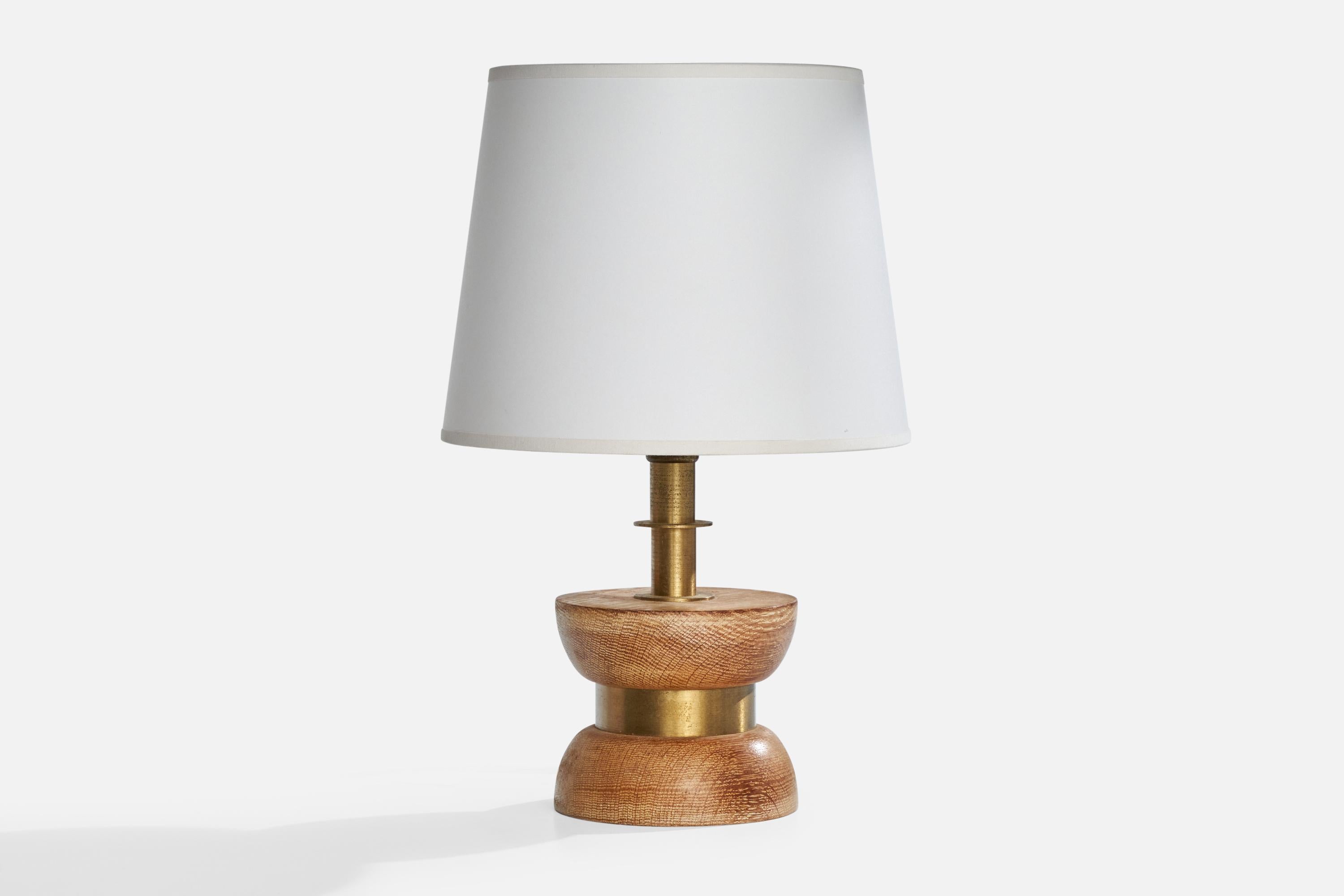Lampe de table en laiton et en chêne, conçue et produite aux États-Unis, vers les années 1950.

Dimensions de la lampe (pouces) : 10.25