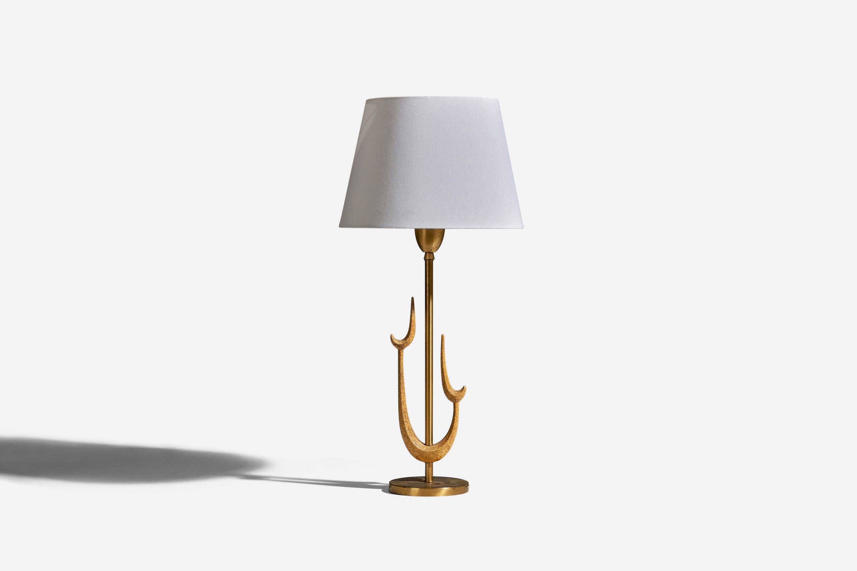 A brass table lamp designed and produced by an American Designer, USA, 1950s.

Sold without Lampshade
Dimensions of Lamp (inches) : 22 x 6.25 x 6.25 (Height x Width x Depth)
Dimensions of Lampshade (inches) : 10 x 14 x 10 (Top Diameter x Bottom