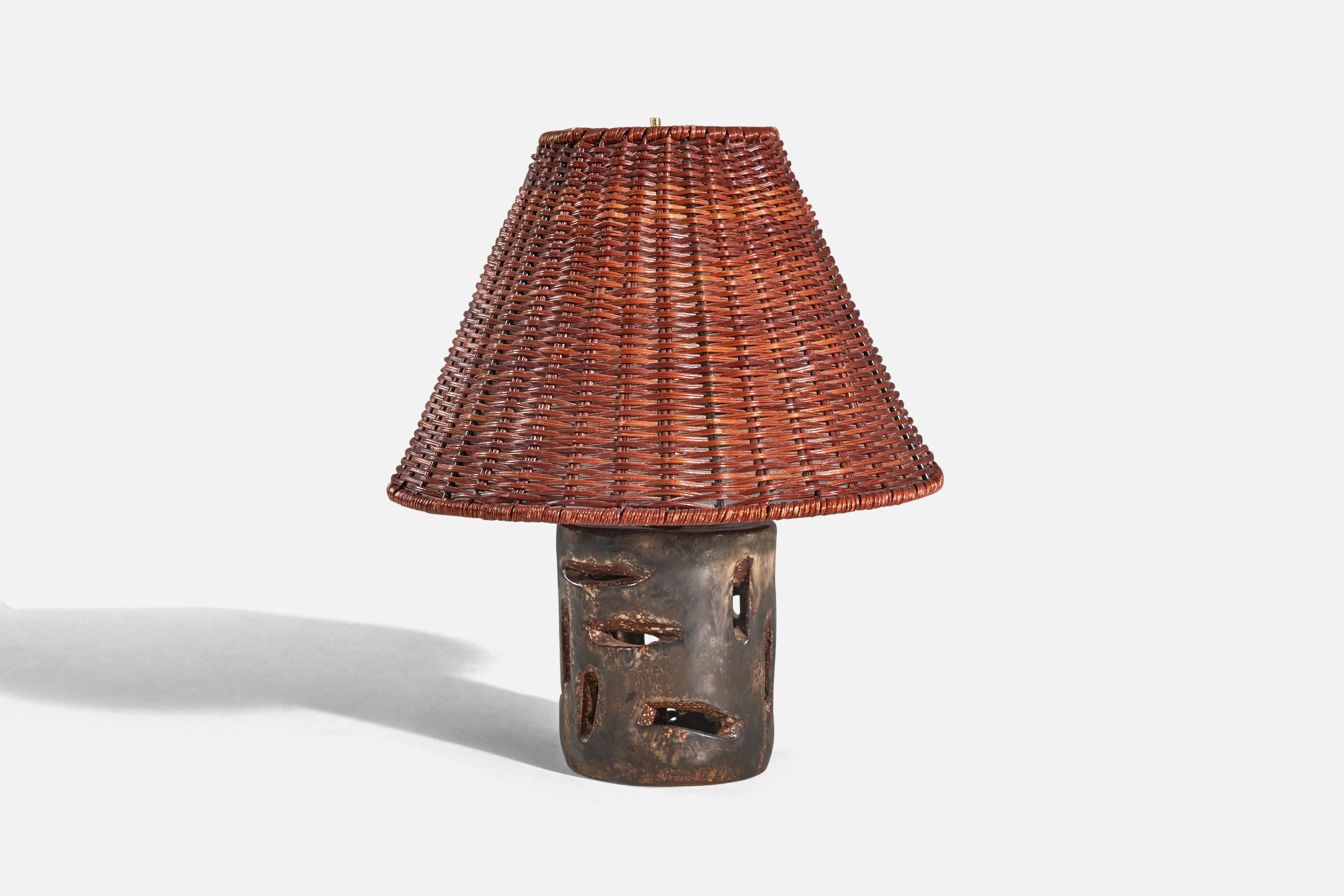 A brown ceramic and rattan table lamp designed and produced by an American designer, 1960s. 

Sold with lampshade. 
Dimensions of lamp (inches) : 9 x 4.81 x 4.81 (H x W x D)
Dimensions of shade (inches) : 5 x 12 x 8.5 (top diameter x bottom