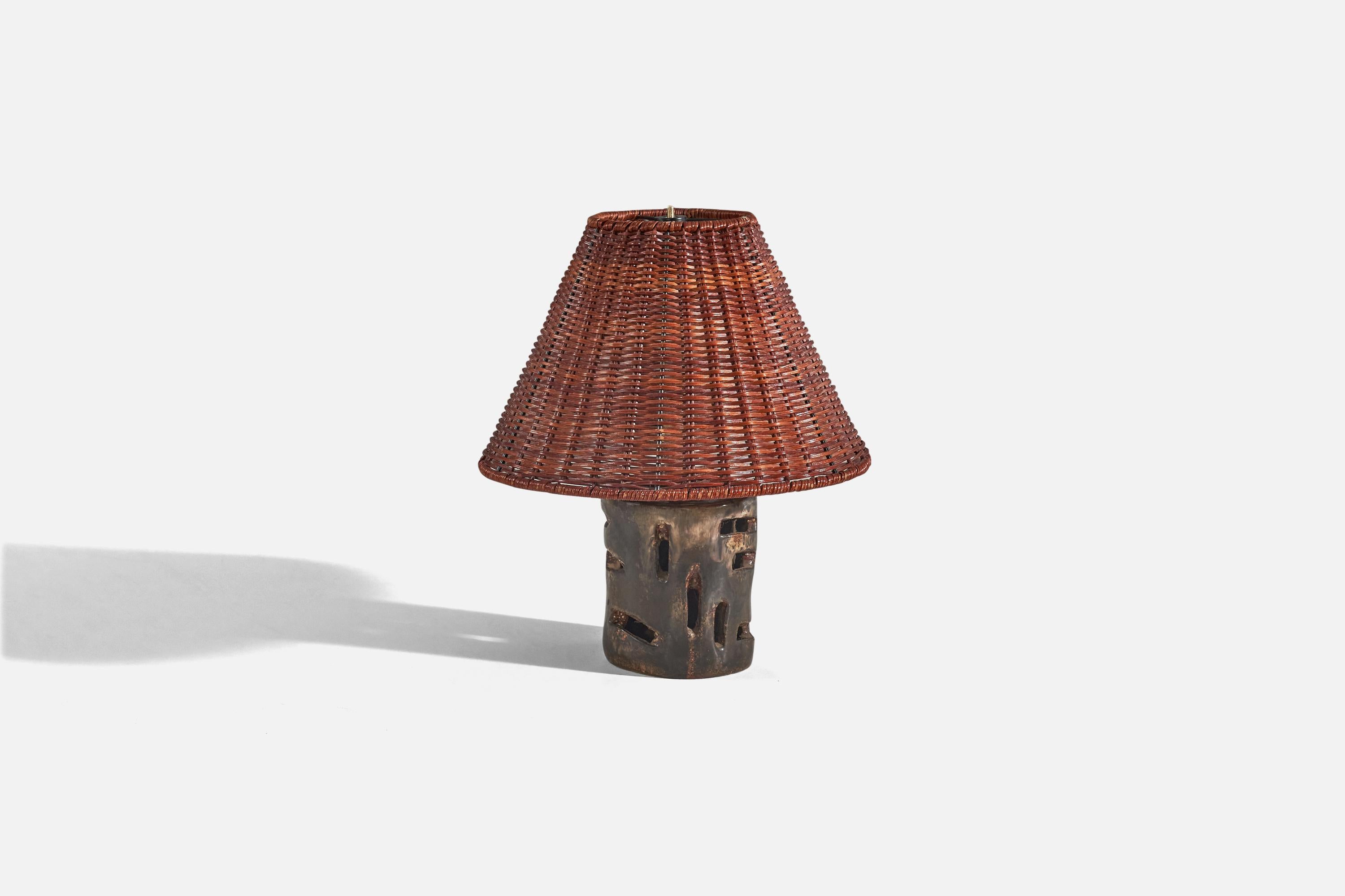Mid-Century Modern American Designer, Table Lamp, Brown Ceramic, Rattan, United States, 1960s For Sale