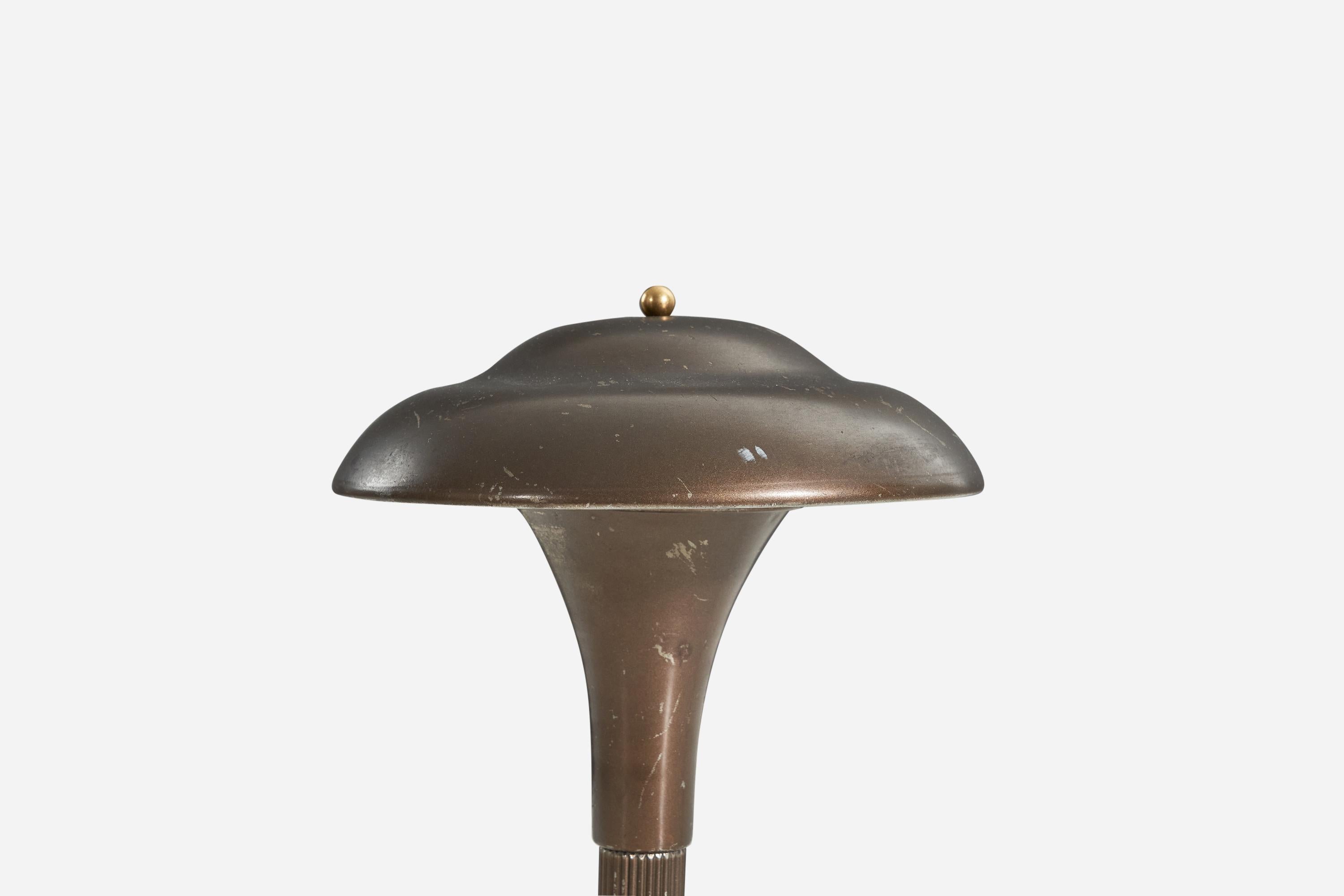 American Designer, Table Lamp, Brown Metal, United States, 1930s In Good Condition For Sale In High Point, NC