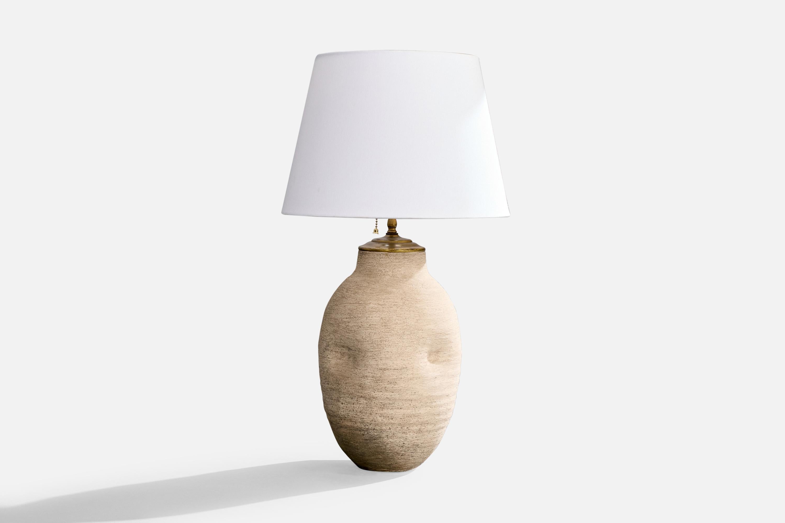 Lampe de table en céramique gris clair et en laiton, conçue et produite aux États-Unis, vers les années 1960.

Dimensions de la lampe (pouces) : 19.25