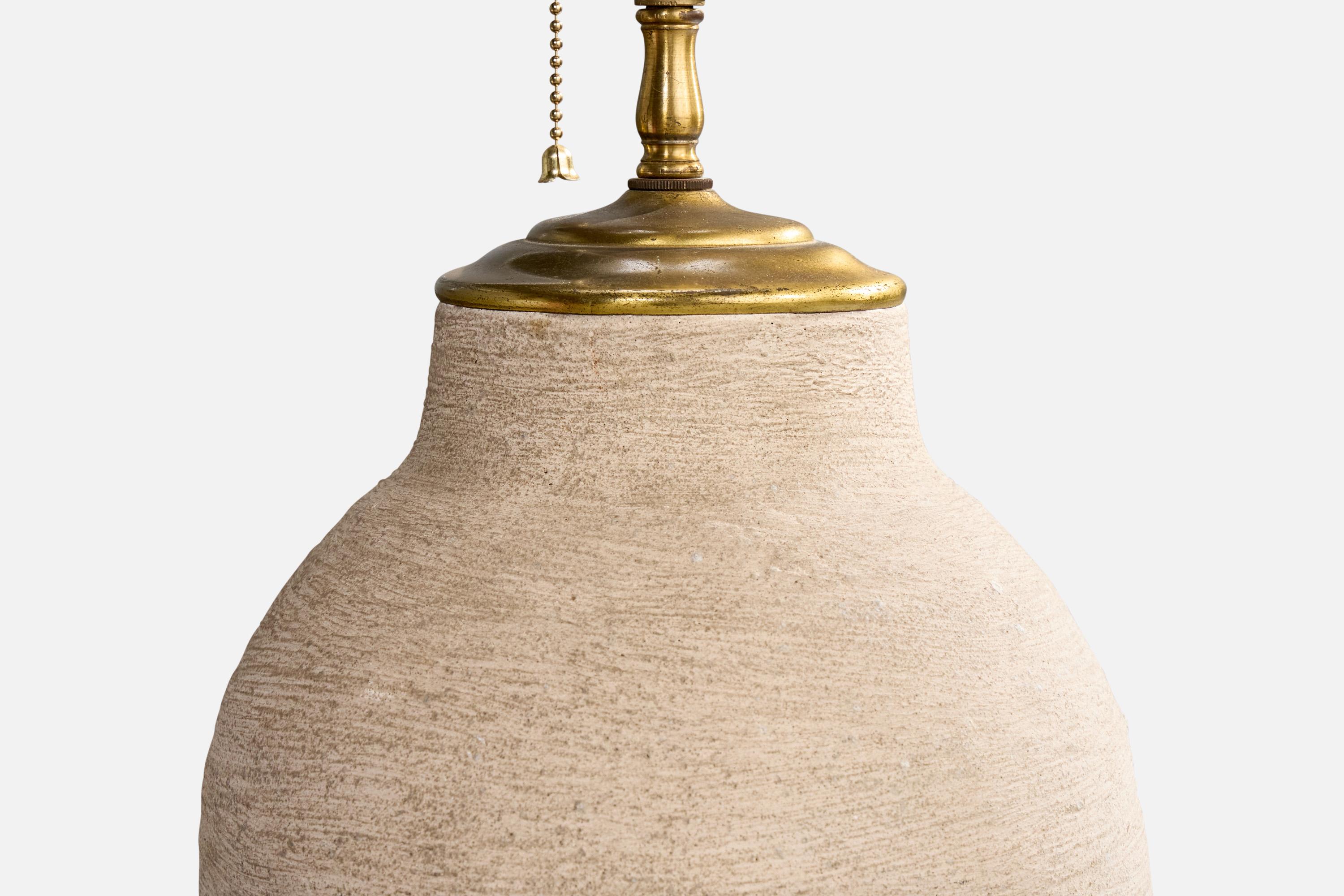 Milieu du XXe siècle Designer américain, lampe de bureau, céramique, laiton, États-Unis, années 1960 en vente