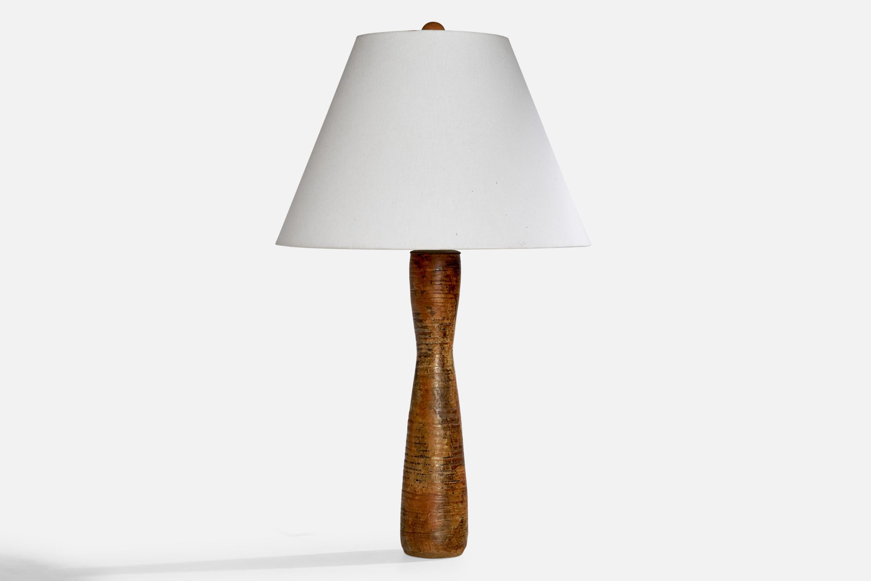 Lampe de table en céramique et en bois, conçue et produite aux États-Unis, vers les années 1950.

Dimensions de la lampe (pouces) : 22.4