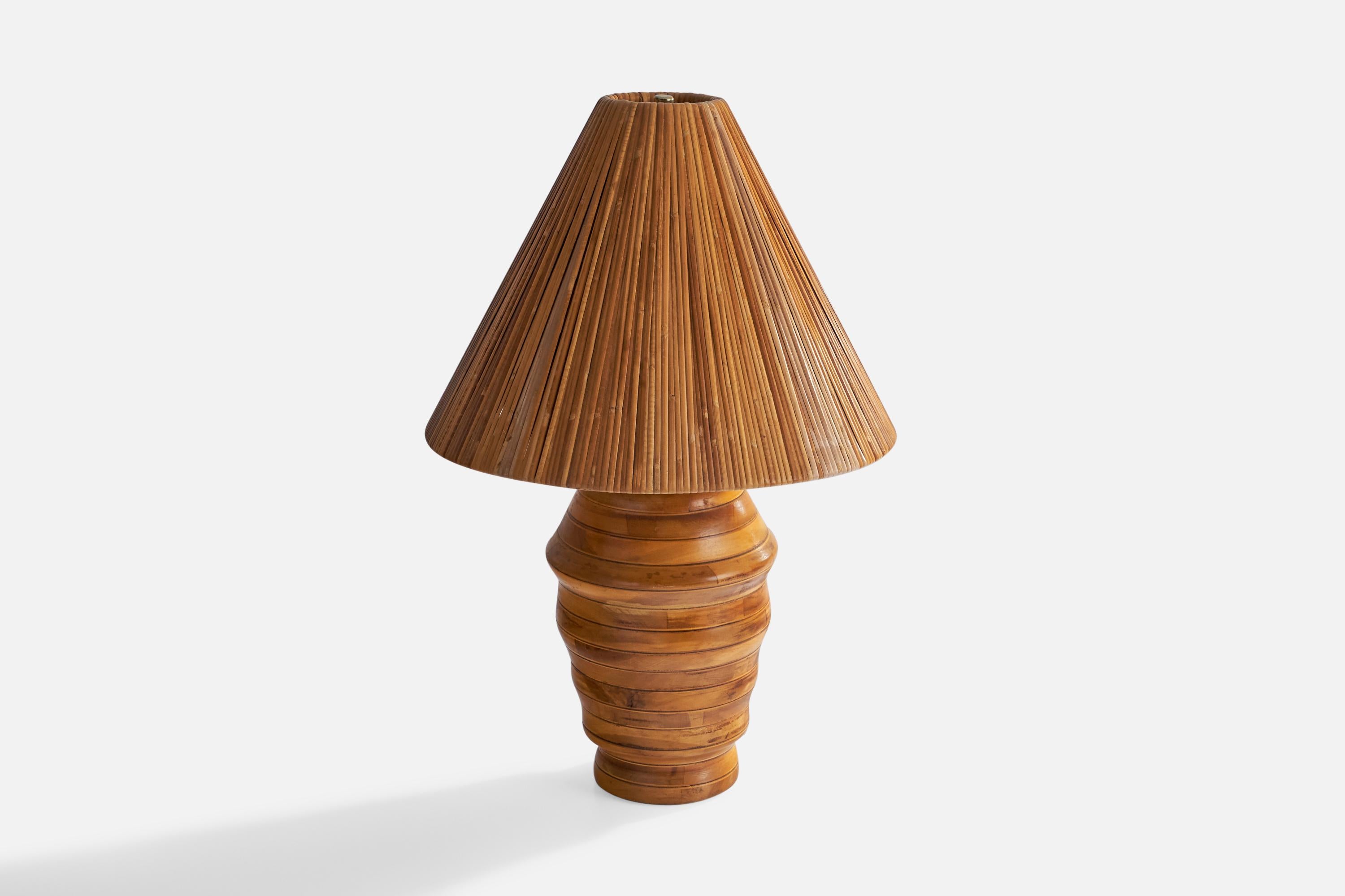 Mid-Century Modern American Designer, Table Lamp, Hickory, Brass, USA, 1950s For Sale
