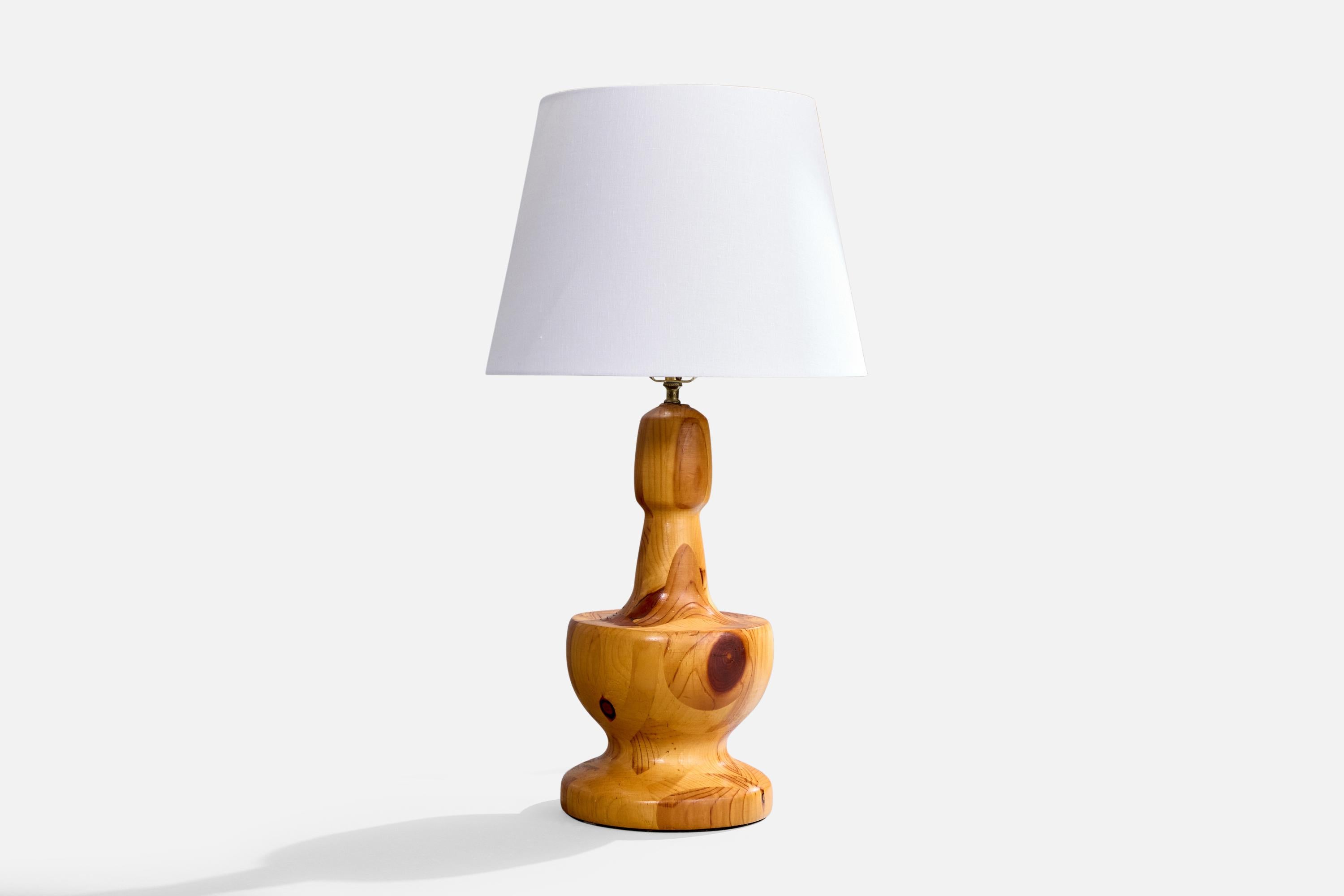 Lampe de table en bois de hickory conçue et produite aux États-Unis, années 1950. 

Petites rayures et ébréchures sur l'ensemble de la lampe, correspondant à l'âge et à l'utilisation.

Dimensions de la lampe (pouces) : 18.25