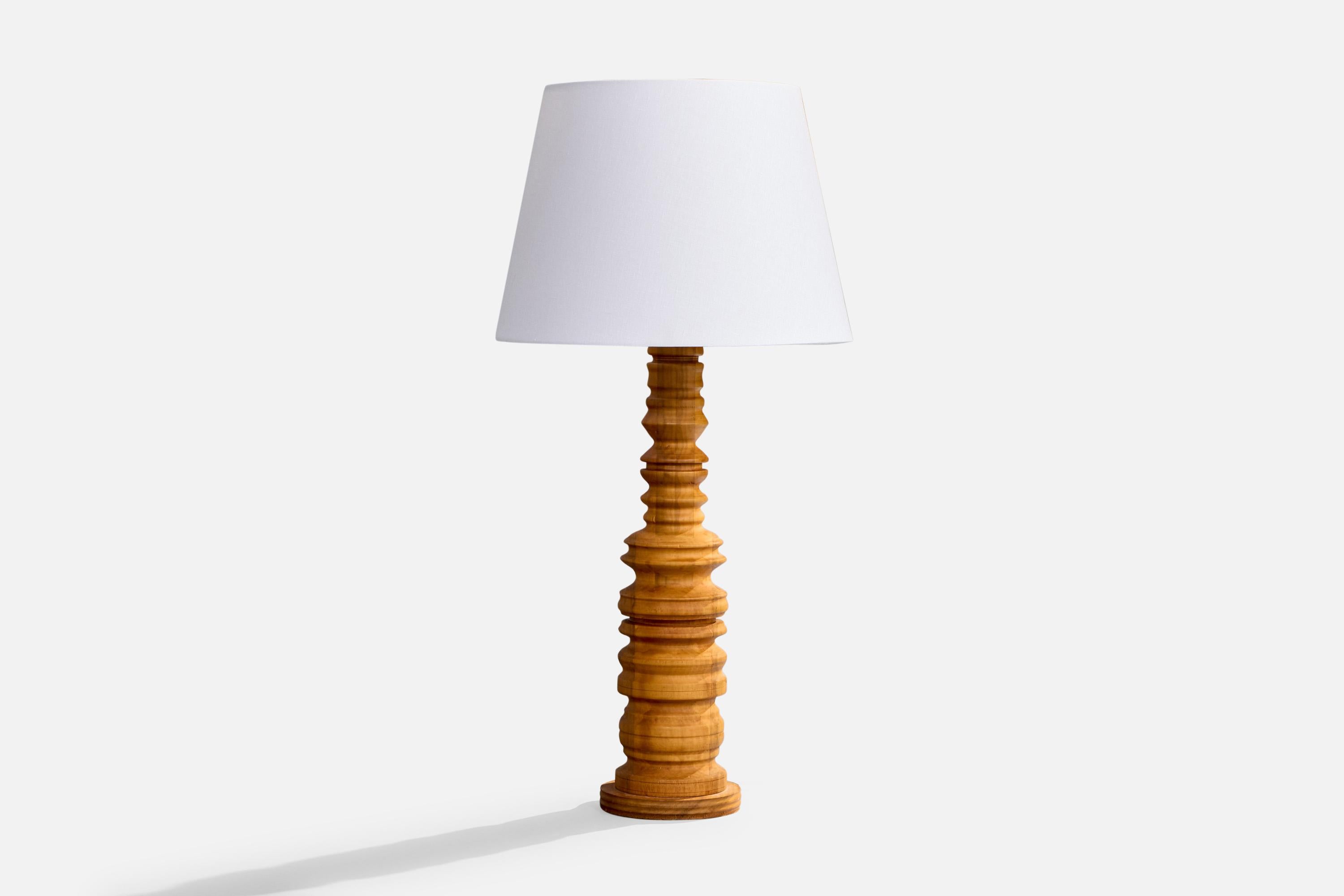 Una grande lampada da tavolo in legno di hickory e rattan progettata e prodotta negli Stati Uniti, negli anni '60 circa. 

Dimensioni della lampada (pollici): 23,1