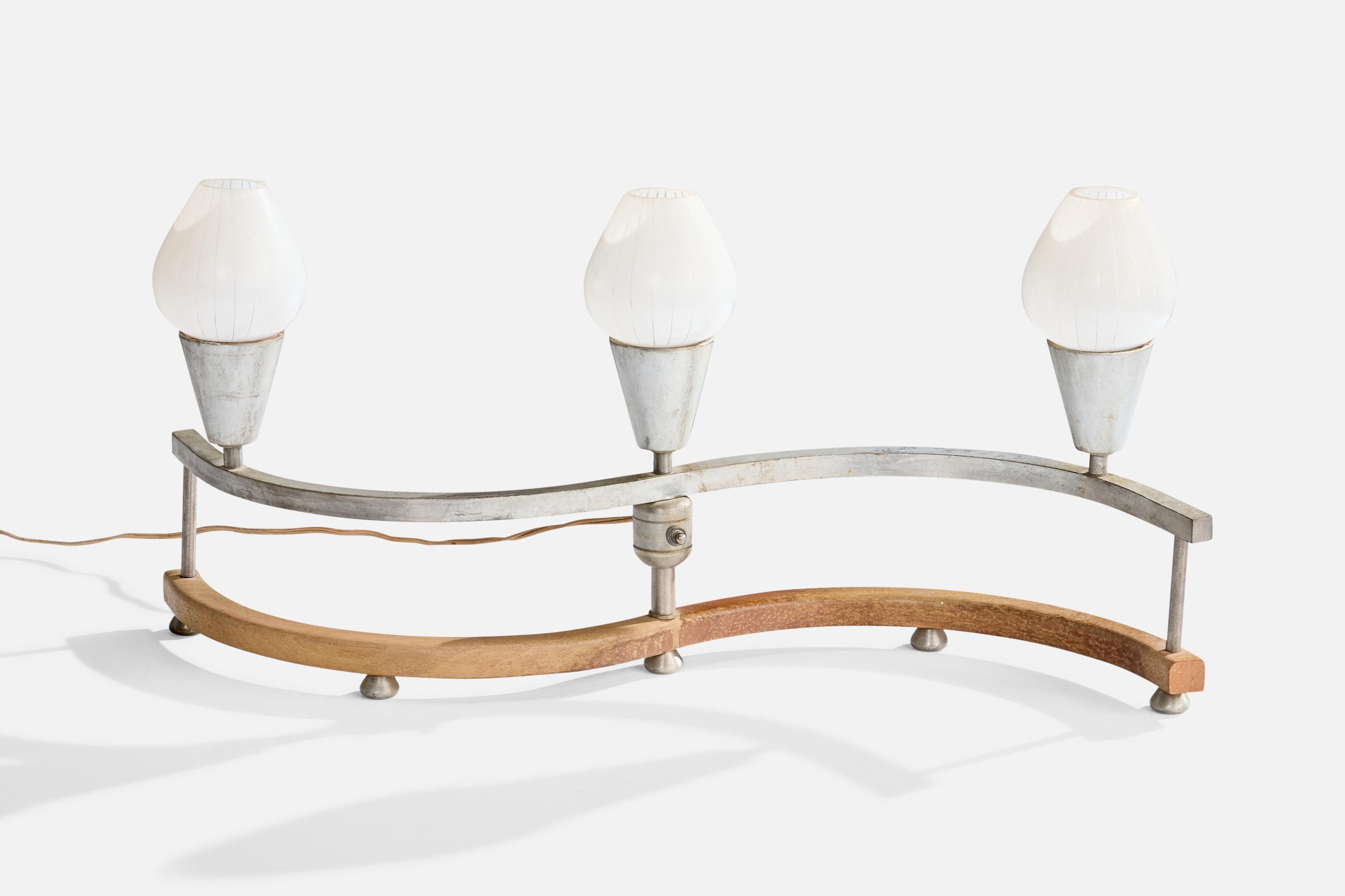 Lampe de table en métal, bois et verre conçue et produite aux États-Unis, C.C.

Dimensions de la lampe (pouces) : 12.25 