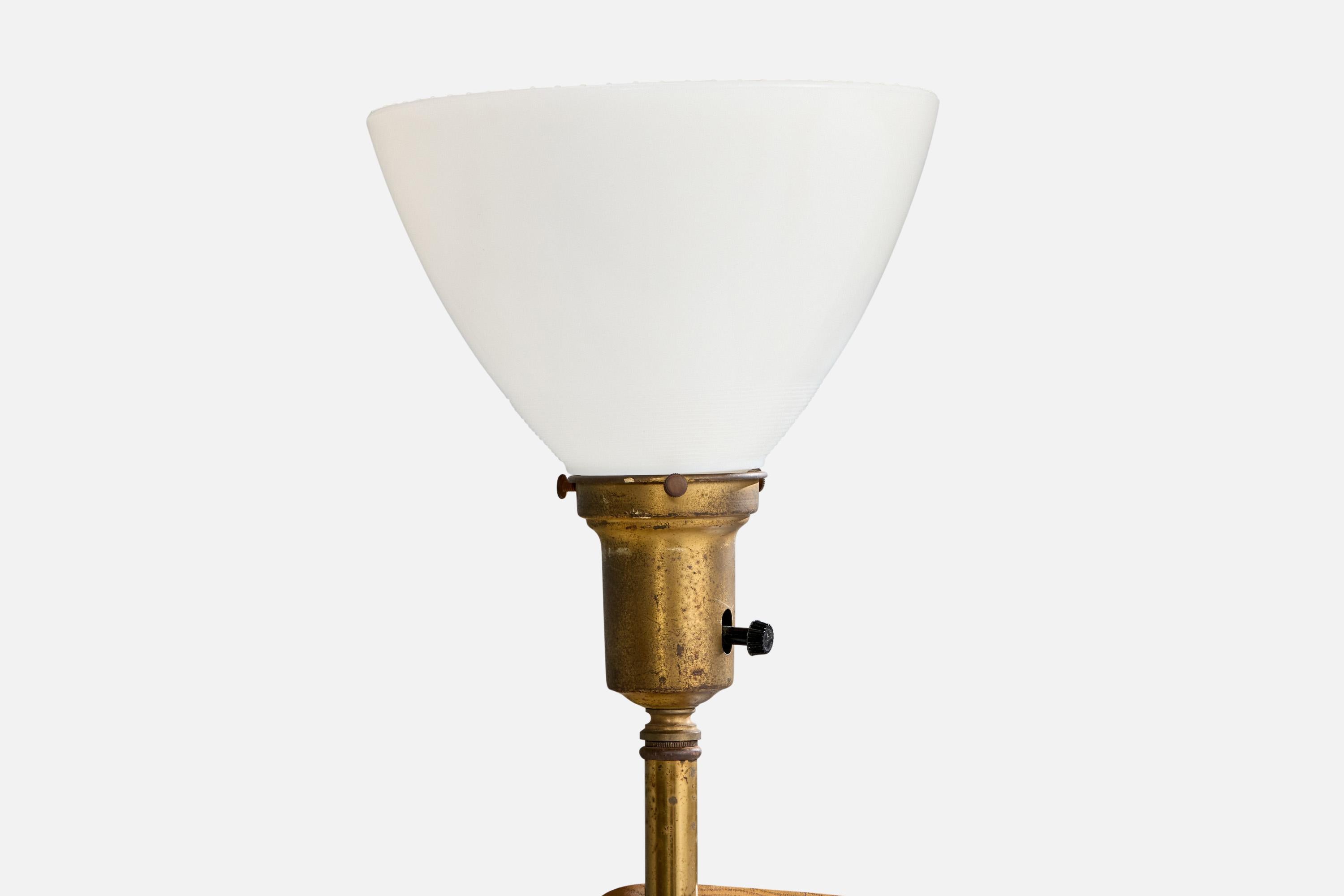 American Designer, Table Lamp, Oak, Brass, Paper, USA, 1950s mediados del siglo XX en venta