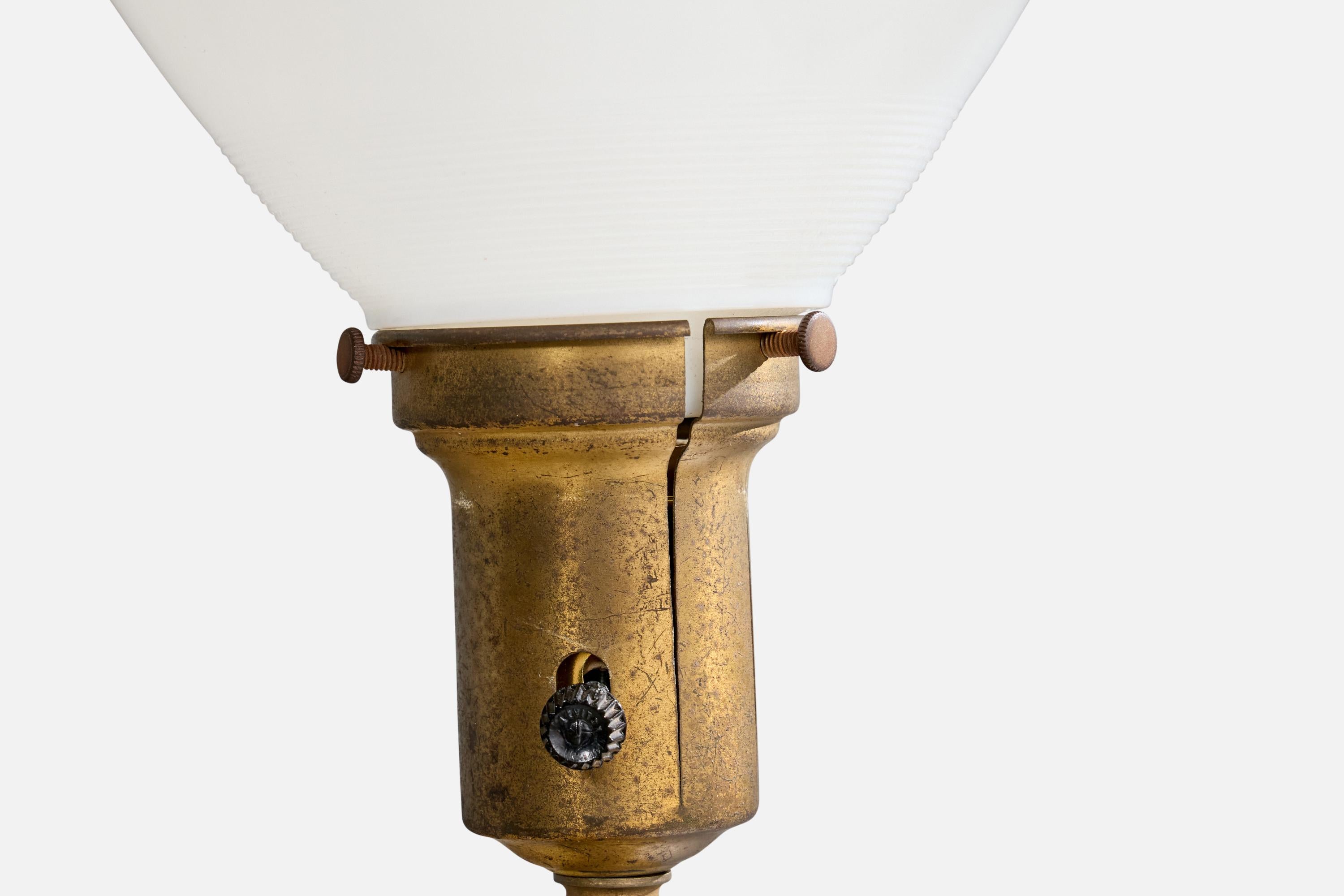 American Designer, Table Lamp, Oak, Brass, Paper, USA, 1950s Latón en venta