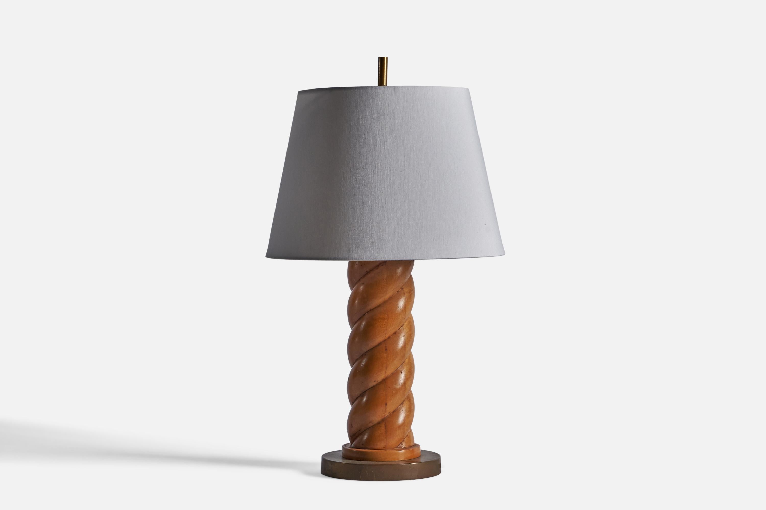 An oak and brass table lamp, designed and produced in the US, 1950s.

Dimensions of Lamp (inches) : 25