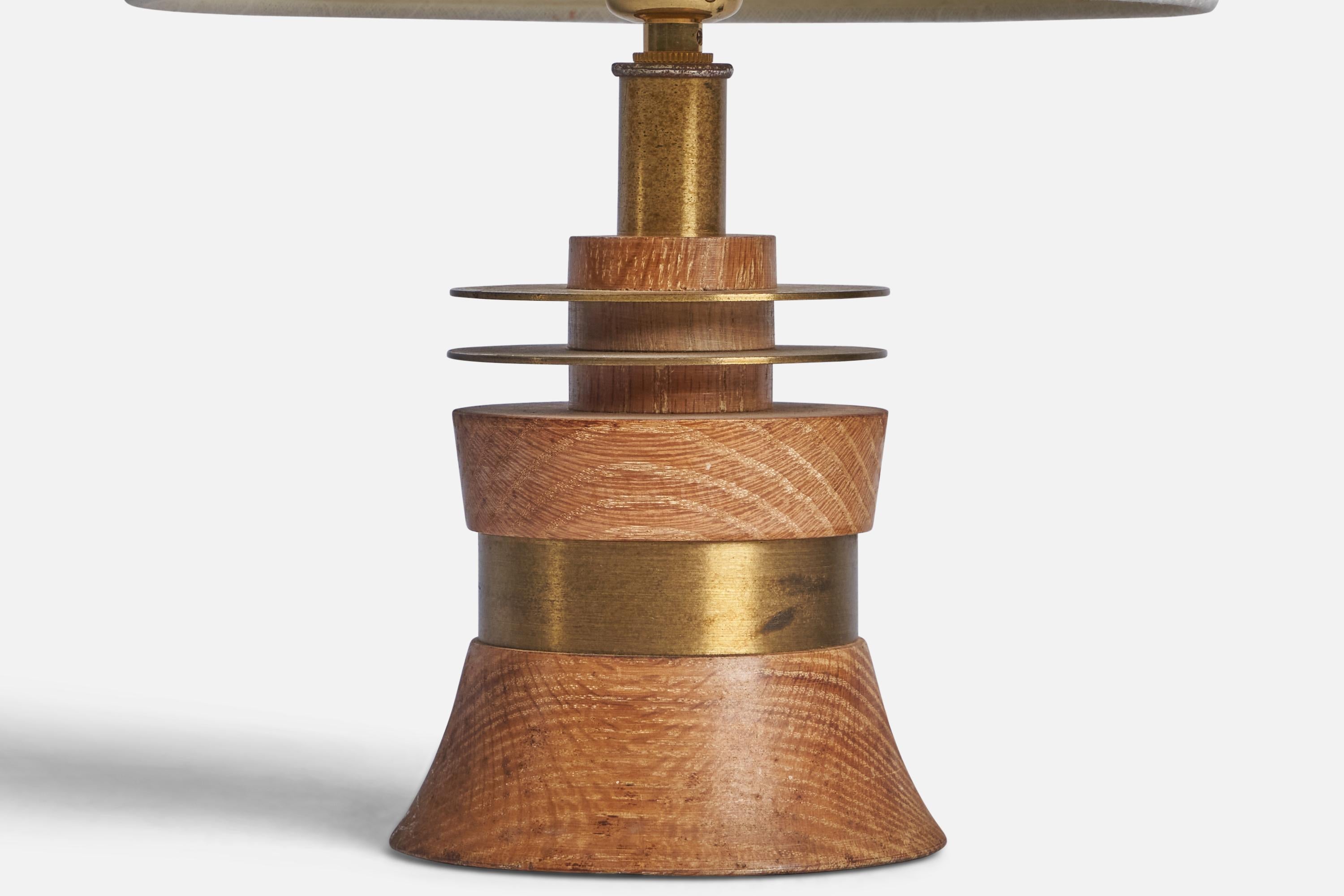 American Designer, Table Lamp, Oak, Brass, USA, 1950s In Good Condition For Sale In High Point, NC