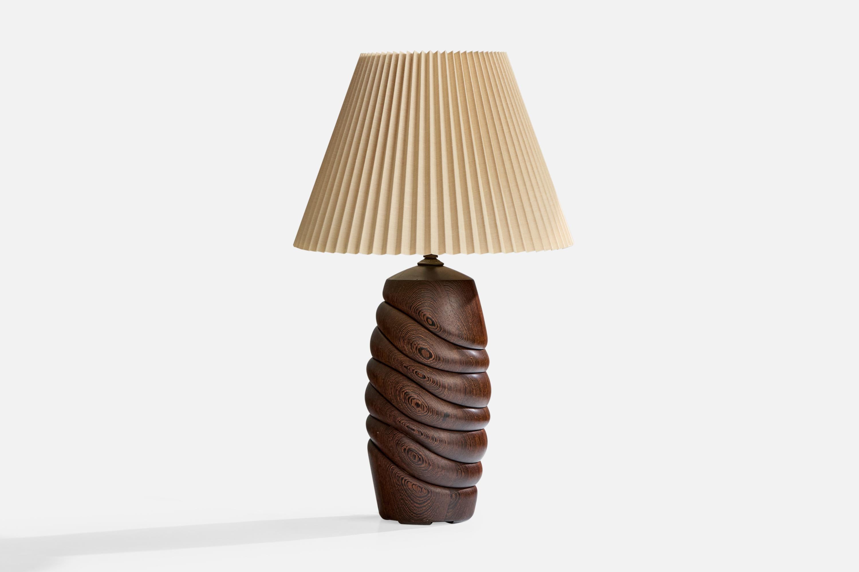 Lampe de table à cale massive et tissu beige, conçue et produite aux États-Unis, signée 