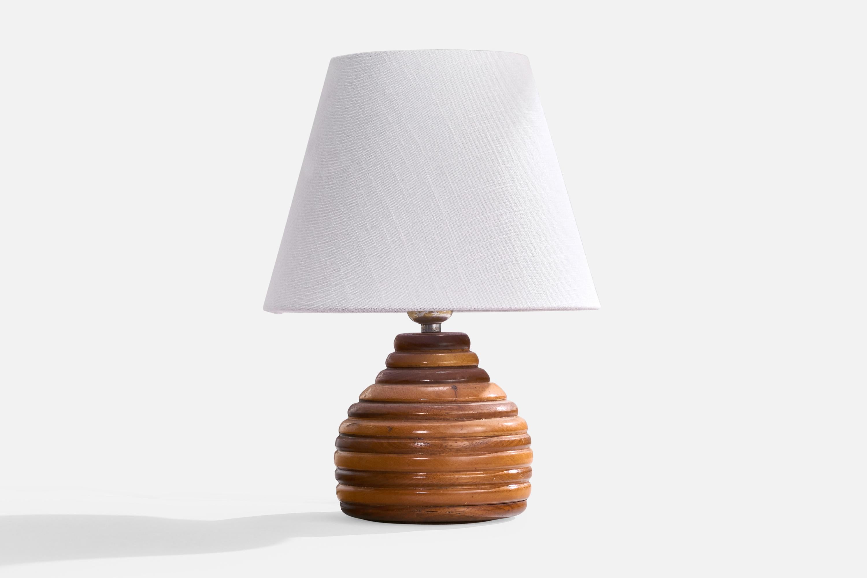 Lampada da tavolo in legno laminato e ottone progettata e prodotta negli Stati Uniti, negli anni '60 circa.

Dimensioni della lampada (pollici): H. H. 8,1