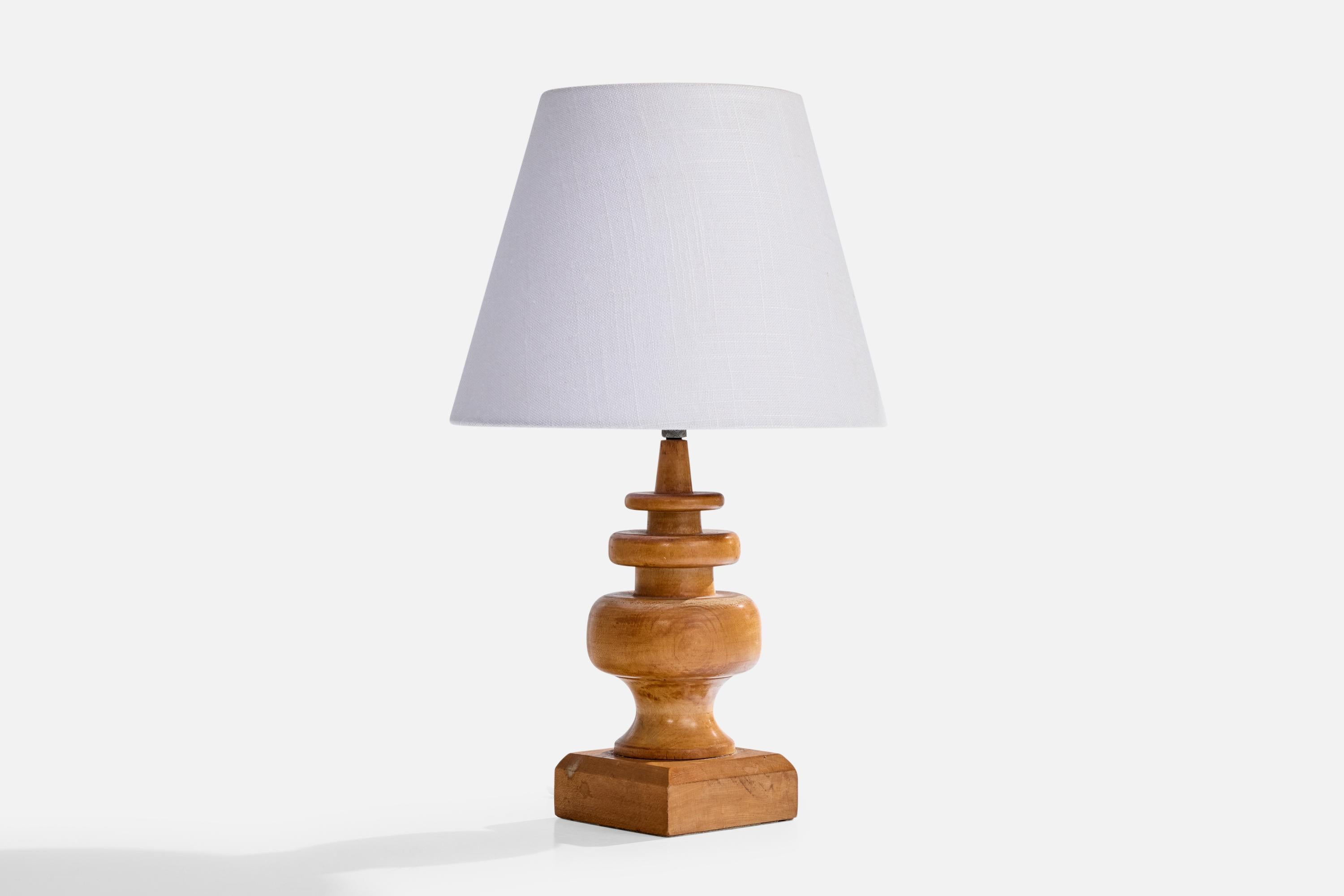 Lámpara de mesa de madera diseñada y fabricada en EE.UU., c. 1950.

Dimensiones de la pantalla (pulgadas): 6 Diámetro superior x 10