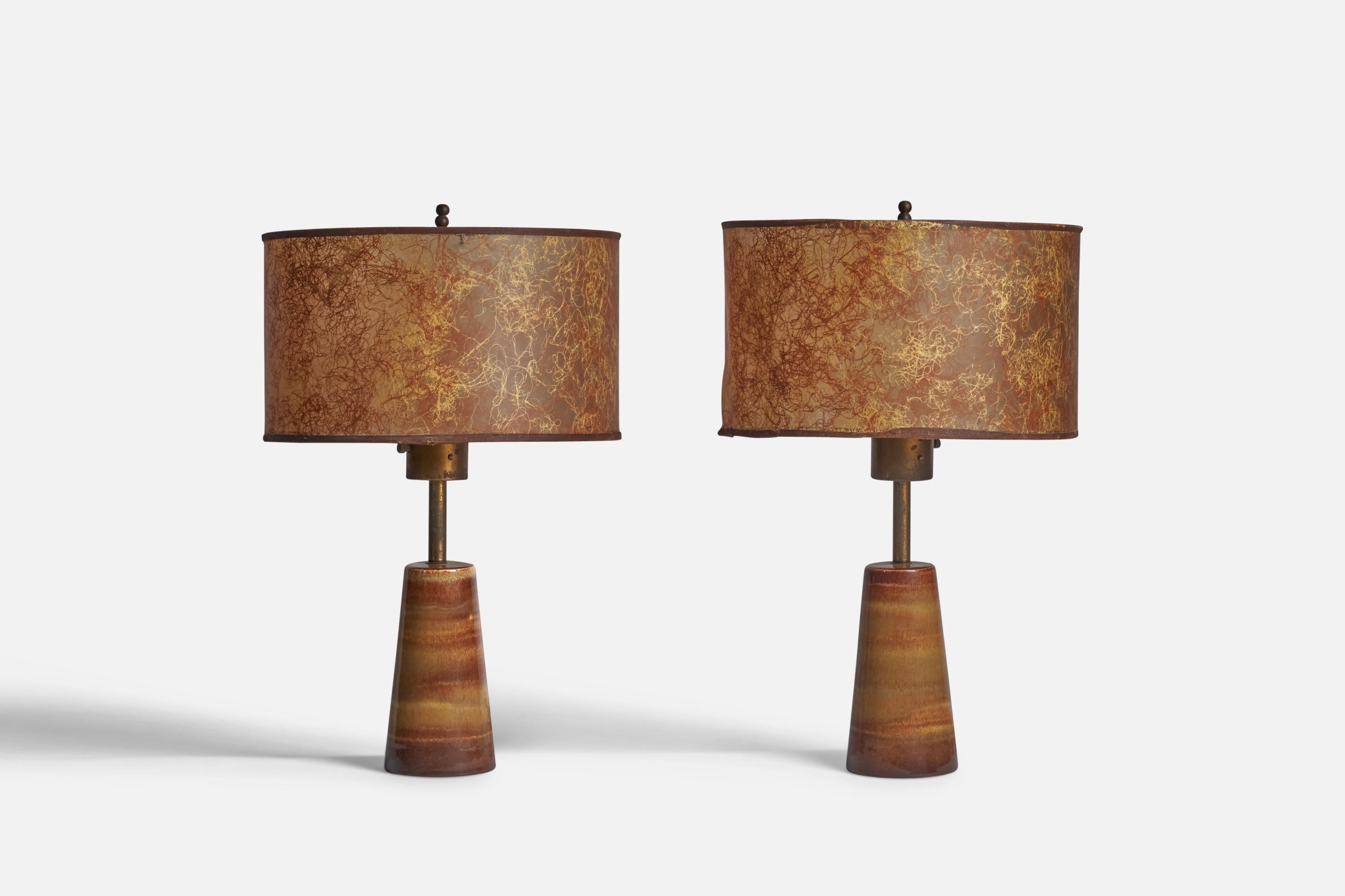 A pair of brown-glazed ceramic, brass, and fiberglass table lamps, designed and produced in the US, 1950s.

Overall Dimensions (inches): 19.5