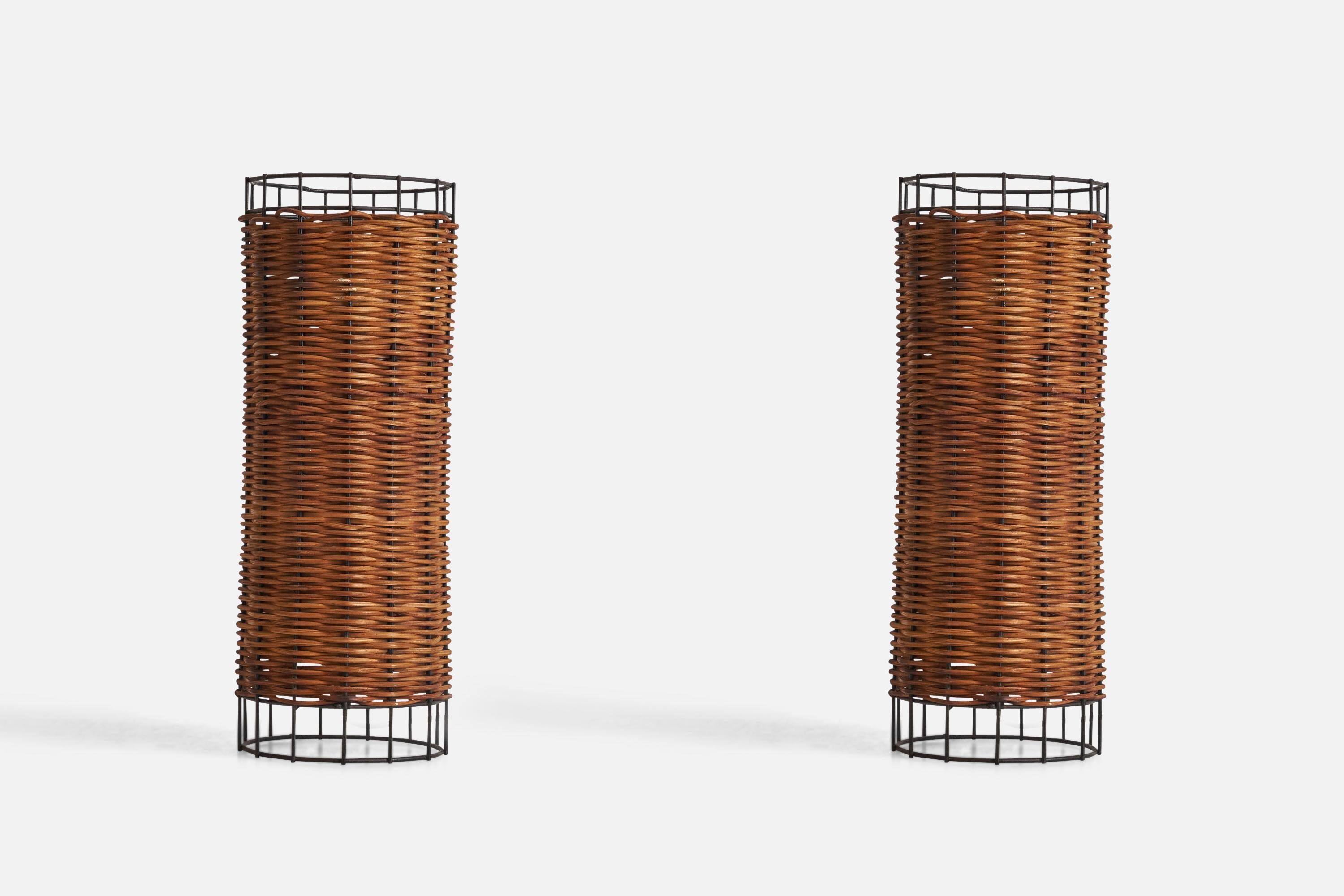 A pair of lacquered metal and rattan table lamps designed and produced by an American Designer, USA, 1950s.

Sockets take standard E-26 medium base bulbs.

There is no maximum wattage stated on the fixtures.