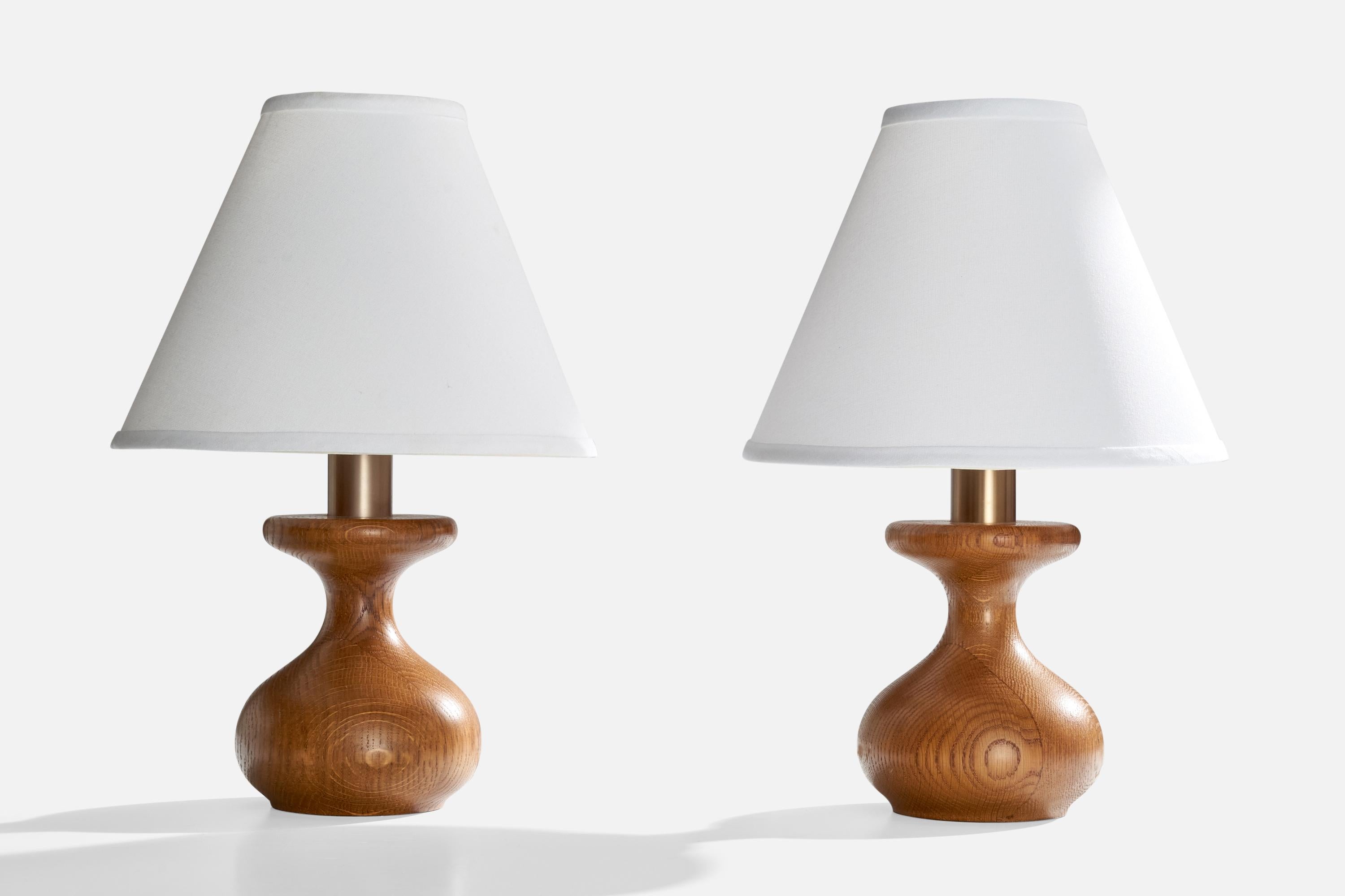 Paire de lampes de table en chêne et en laiton, conçues et produites aux États-Unis, vers les années 1950.

Dimensions de la lampe (pouces) : 9